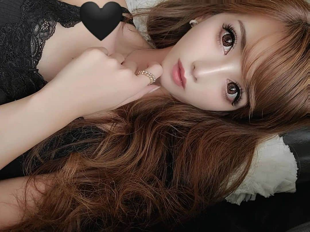 貴咲愛鈴のインスタグラム：「マツエクリペア完了👀🖤🖤🖤  全然違う🥺❤️  ふさふさまつ毛～❤  いつも私好みの、バサバサまつ毛にしてくれる❤  @privatesalon_jolie  マツエクデザインは、3D～5Dのボリュームラッシュで👀  D12mm →D13mm →D14mm →J13mm  (黒目上あたり～目尻のJカールまでが、D14mmなので、14mmが1番多い)  ･ ･ ･ ･ ･ ･ ･ ･ ･ ･ ･ ･ ･ ･  #美容 #美容day #美容好き#美容女子 #美意識向上 #美容好きな人と繋がりたい #マツエク #マツエクリペア #ボリュームラッシュ #マツエクデザイン #盛れるマツエクデザイン #カラコン #盛れるカラコン #make #メイク #メイクアップ #ビジョビ #大人女子  #ママ #男の子ママ #女の子ママ #アラサー #アラサー女子 #アラサーママ もうすぐ #アラフォー #アラフォーママ #美ママ #綺麗なママ 目指し中( *˙ω˙*)و ｸﾞｯ! #ママでも綺麗でいたい #ママライフ」