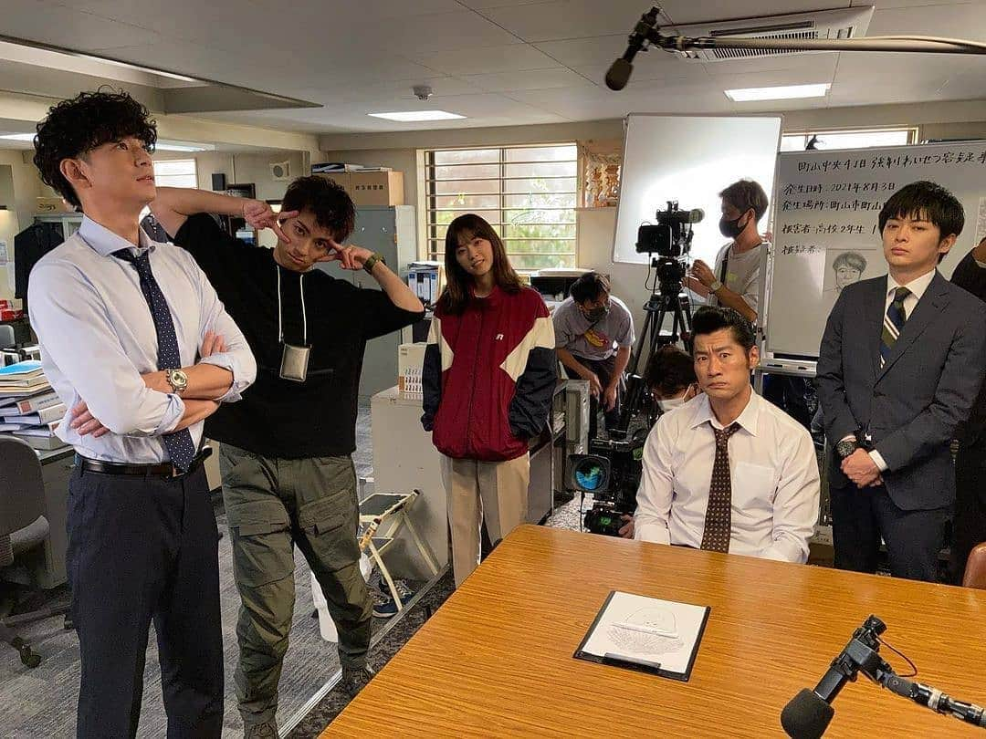 山田裕貴さんのインスタグラム写真 - (山田裕貴Instagram)「#ハコヅメ ９月１５日最終回 そして、最終回放送後に Hulu特別編も配信だゾ  #Repost @hakozume_ntv @download.ins --- 📸📸#ハコヅメ オフショ📸📸  個性豊かな刑事課メンバー🚨  源(#三浦翔平)🦱  山田(#山田裕貴)🦔 牧高(#西野七瀬)🌸 北条(#平山祐介)🦍 鈴木(#渕野右登)👔  …のオフショット📸⚡️ 全員揃って愉快すぎます😂✨  刑事課を舞台にした Huluオリジナルストーリーも お楽しみに☺️👇  🔻詳しくは番組HPのTOPICSページへ💨 https://www.ntv.co.jp/hakozume/articles/23426qdhsp1ib8l8z863.html」9月13日 20時17分 - 00_yuki_y