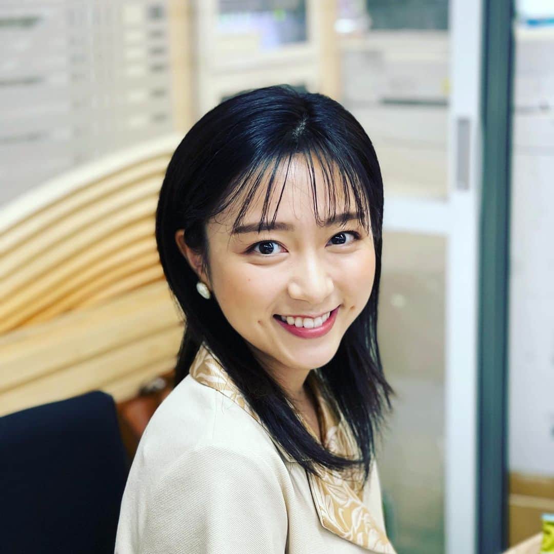 フジテレビアナウンサーのインスタグラム：「. 三田アナが夏休みのため、今日の「ニュースα」は 佐久間アナが務めます💁🏻‍♀️ 「それでは」を練習しています。 ⁡ #フジテレビアナウンサー #佐久間みなみ #livenewsα」