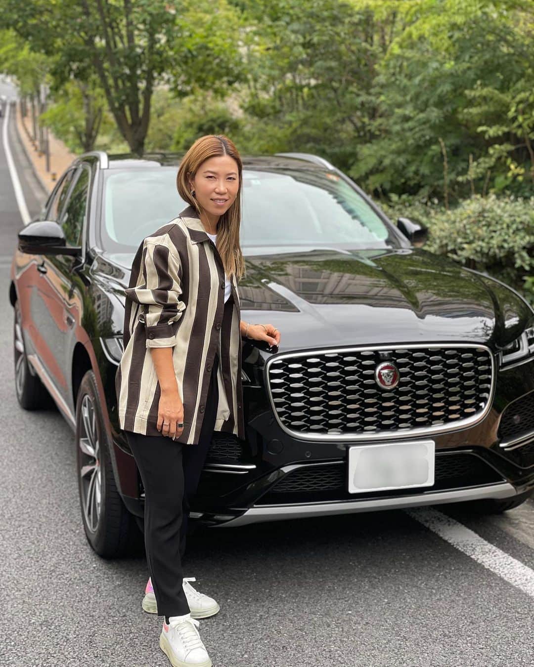 のインスタグラム：「jaguarさんの車がモデルチェンジしたので新しい車になりました🎵  やっぱり品があってカッコイイです🚘 かなりモデルチェンジされてて更に運転しやすくなってます⚡️  #jaguar #モデルチェンジ #black #2021#epace  #すっかり秋ですね」