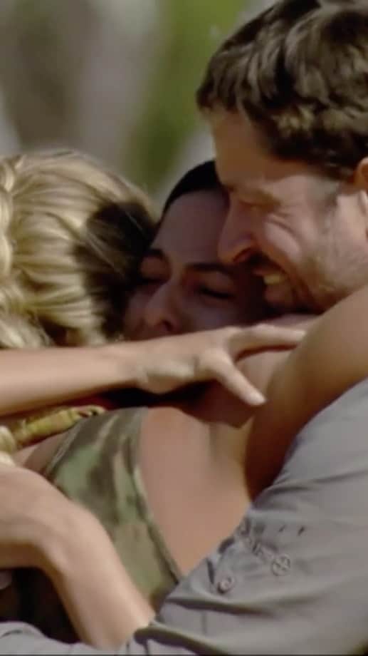 フェリシティー・パルマティアーのインスタグラム：「There was so many moments during @survivorau where words couldn’t describe the emotions I was feeling and this was one of them. There’s not one thing I wanted to see more than my family with everything I’d been through out there. The more torches that got snuffed and the closer it got to final three and the possibility of seeing my family the more pressure I put on myself in the immunity challenges to win. When I won the last immunity challenge and knew I had secured a spot in the final 3, I knew that I might be seeing my family so soon.  This was the first time @mitch.gimm and I had seen each other in over four months (Mitch had been working away already for two months before filming started) and @kiarasashaa and I in two months and we don’t often go a day without talking. I could hardly even get a word out, it was just all tears.   I’m so glad that you got a slight insight into what my life had been like for almost two months. Thank you for being so supportive, I know it hasn’t been as easy road to navigate since I’ve been home. I love you guys so much 🤍」