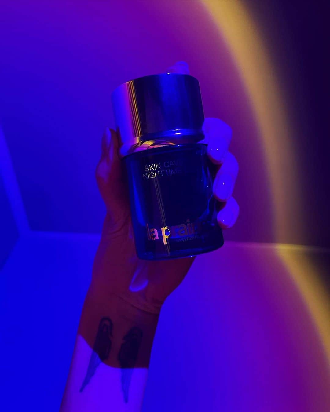 アイリーン・キムさんのインスタグラム写真 - (アイリーン・キムInstagram)「The best makeup you can wear is healthy glowing skin✨ skin-vest-ment 101: @laprairie Skin Caviar Nighttime Oil🌙 #광고 #라프레리 #LaPrairie」9月13日 20時35分 - ireneisgood