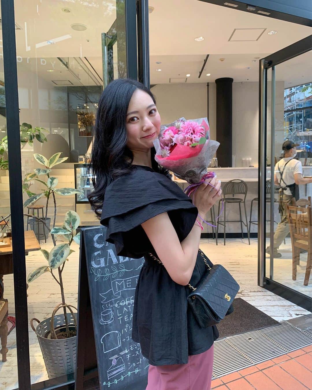 のインスタグラム：「友達が可愛いお花くれてハピネス💐今日のパンツとあってた💗」