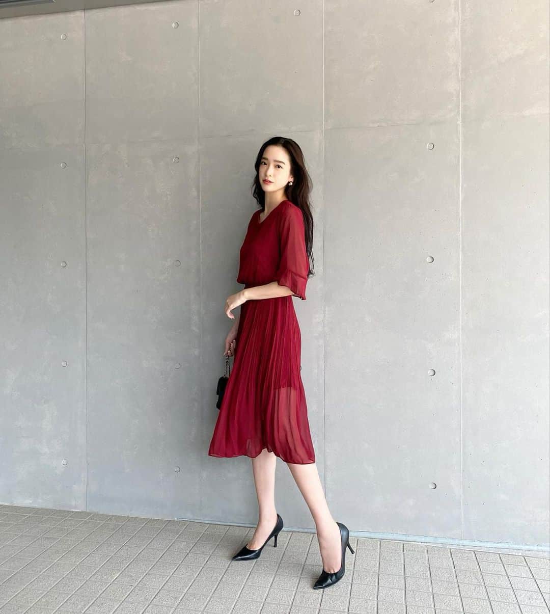 太田麻美のインスタグラム：「こちらのワンピースも @valmuer_official の秋のお楽しみ袋に入ってました🍁 着やすくてプリーツが可愛くてお気に入りです✨ ✔︎シフォンプリーツドレス @valmuer_snap   #Valmuer #valmuer_official #valmuer #fashion #code #coordinate #outfit #ootd #onepiece #私服 #ファッション #コーデ #秋服 #ワンピース」