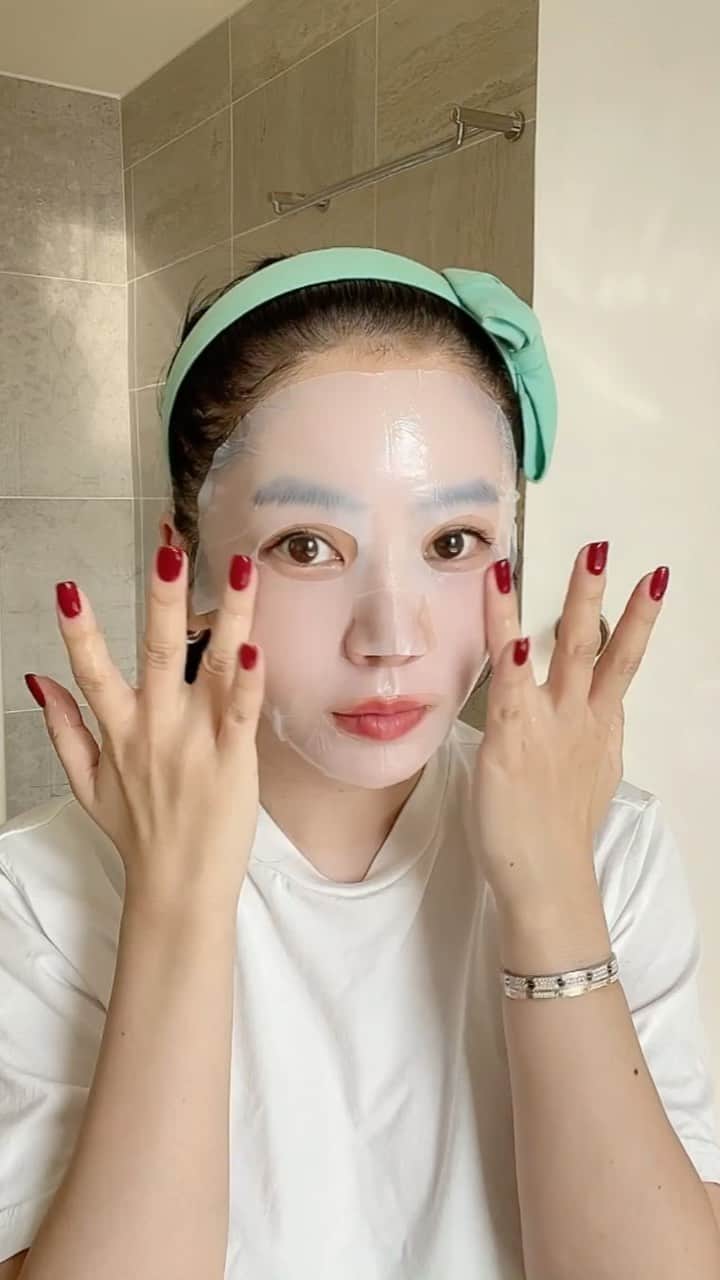 megbabyのインスタグラム：「美容液はスポイトから直接顔に垂らすのがポイントです👌 マスクとスキンクーラーの裏技TIPも真似してみてね🤫  TODAY'S ITEM ①マグワートピュアミスト ②バイオセルポーション ③シカバリアアンプル ④ポアパーフェクターアンプル ⑤ポアパーフェクターマスク ⑥スキンクーラー ⑦マグワートピュアクリーム  @megood__beauty 🤍  #megoodbeauty #mgbskin」