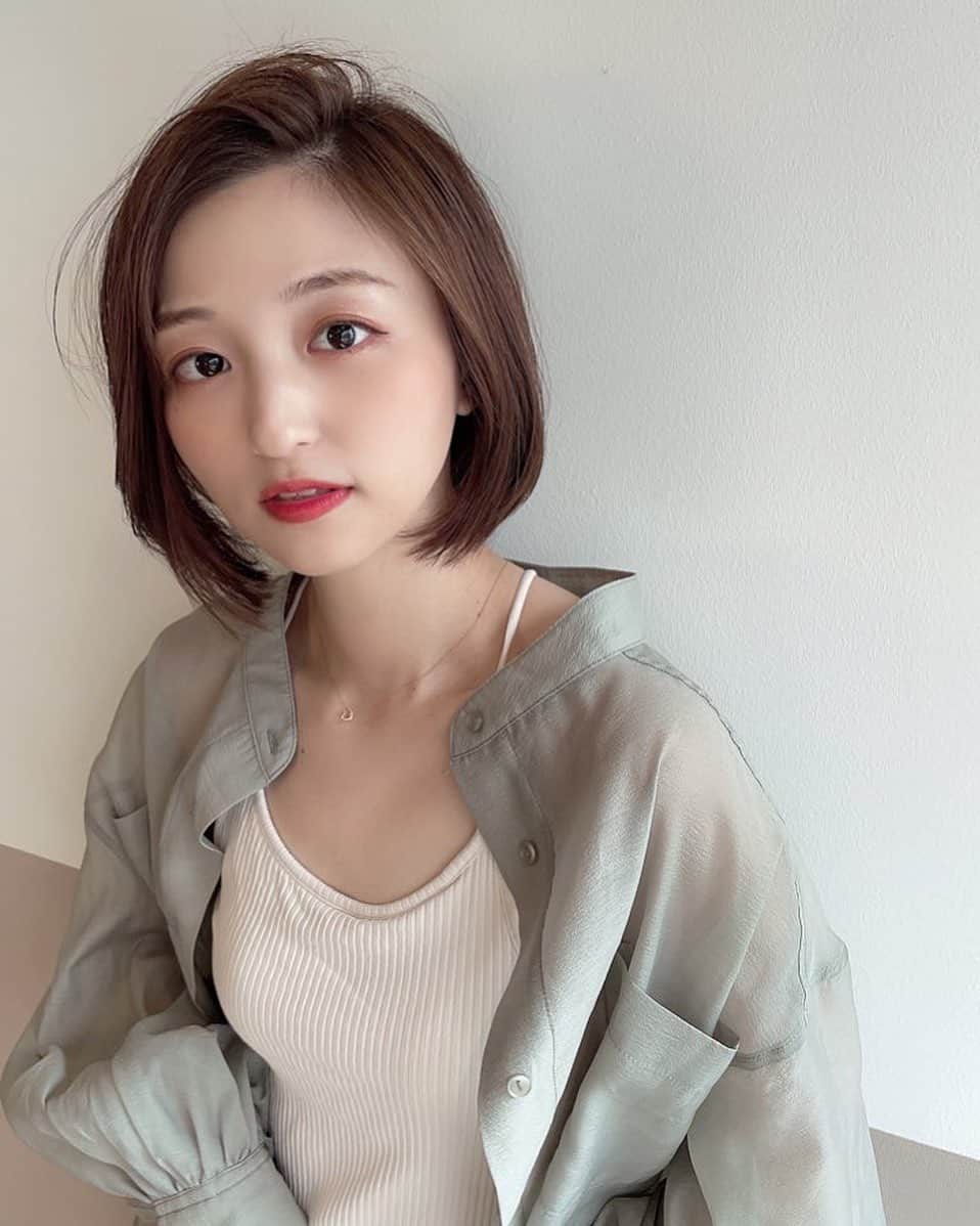 石井陽菜のインスタグラム：「⁡ ⁡ ⁡ ⁡ 前髪なしにも慣れてきた🍃 ⁡ トップスは両方 @whoswhochico  お気に入り☻ ⁡ ⁡ ⁡ ⁡ #前髪なしボブ#前髪なし#ボブスタイル#韓国ボブ」