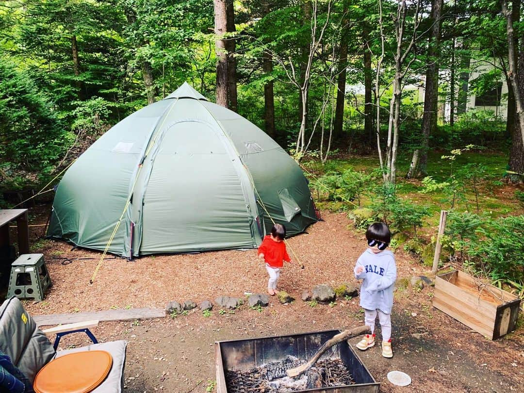 安田美沙子さんのインスタグラム写真 - (安田美沙子Instagram)「自然体験してきました✨ やりのこした夏をやり切れたかな？  裸足で土を踏んだり、テントで寝てみたり、花火をしたり、キャンプファイヤー体験したり。。。  夫婦どちらかが仕事で、全員集合はあまり出来てなかったから、久々に集合🌈  色んな経験を積むと、出来なかったことが出来るようになる。 違う角度から体験すると、苦手だったことが、あれ？楽しいかも？好きかも？に変わってく。。  そんな様子を見れて、また子供達のことを大好きになるのでした🤍  #family #camp #boys #brothers #thanks  #nature #experience  #campfire #fireworks  #火の力はすごい　#癒し」9月13日 21時04分 - yasuda_misako