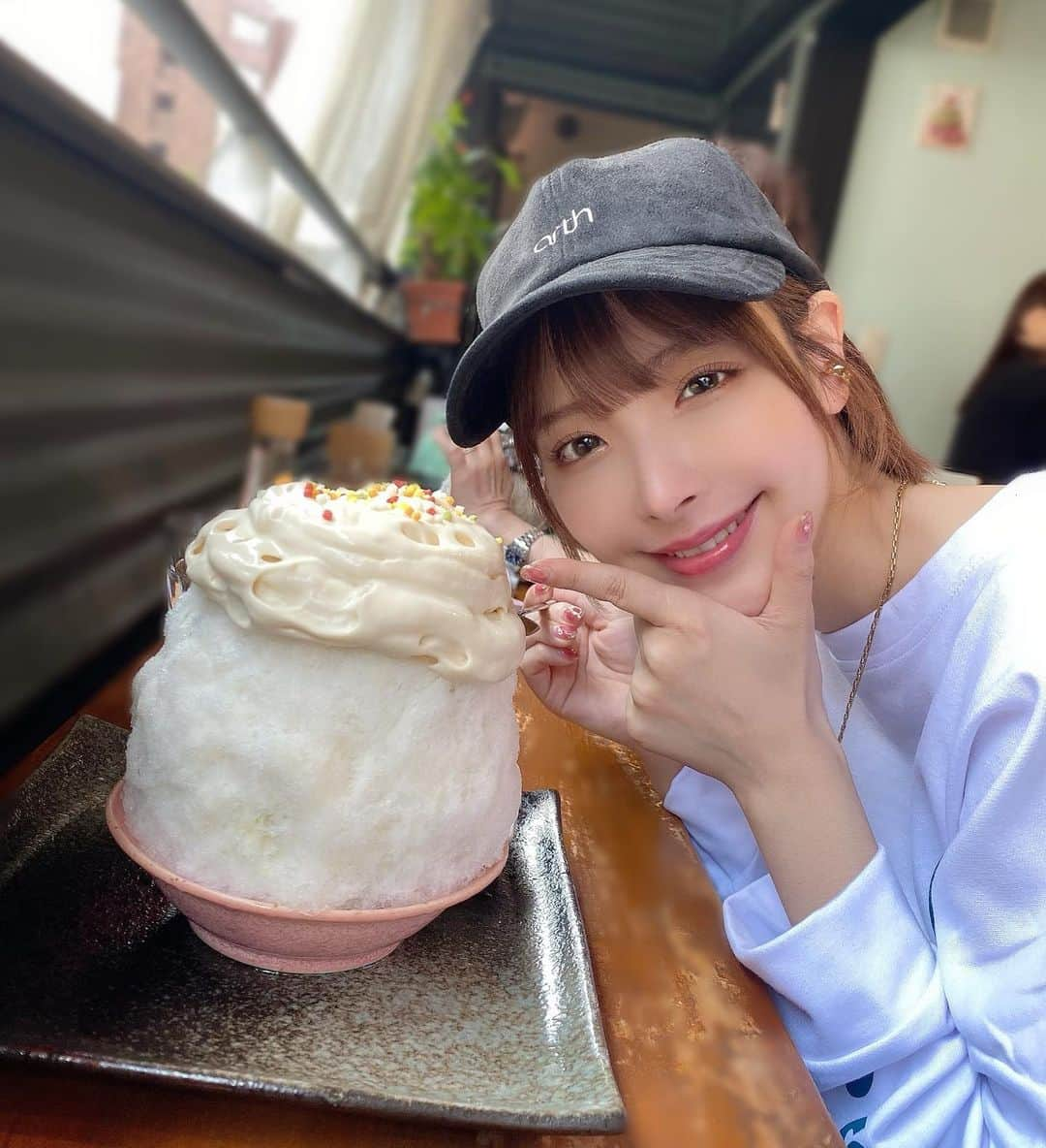 桃乃木かなさんのインスタグラム写真 - (桃乃木かなInstagram)「ParlorVinefru銀座さん🍧  ・酒粕わさび豆腐のかき氷 ・クラフトコーラのかき氷 ・苺とピスタチオエスプーマのかき氷  なんと！！ わさびを使ったかき氷を食べてみたいという願いを叶えて下さいました😭😭😭 わさびは下の方にしっかり存在感ありました！辛めだけど豆腐との組み合わせでまろやかになってて、上にかかっている酒粕エスプーマが甘くて凄く美味しかったです😋 クラフトコーラのかき氷は本格的なスパイスの味でしたが別添えの炭酸水をかけて食べると甘さが増してコーラになる！ 久しぶりに行けましたが安定にここでしか食べれない味を沢山生み出してくれるビネフルさんでした👏秋メニューも楽しみです!!  #ParlorVinefru銀座 #かき氷 #銀座」9月13日 21時14分 - kana_momonogi