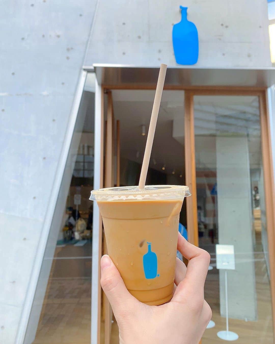 得あゆさんのインスタグラム写真 - (得あゆInstagram)「空いてたよラッキー🤍💙 @bluebottle @bluebottlejapan  誰も人が写ってないのは 加工アプリで消し去った。笑 ・ ・ ・ ・ ・ ・ ・ ・ ・ ・ ・ ・ ・ ・ ・ ・ #ブルーボトル#ブルーボトルコーヒー梅田茶屋町#梅田#梅田茶屋町#梅田カフェ#梅田グルメ#梅田ランチ#大阪カフェ#大阪グルメ#大阪ランチ#大阪観光#大阪#子育てママ#産後ダイエット#ママコーデ#ママファッション#コーヒー#カフェラテ#デート#お洒落カフェ#夫婦生活#赤ちゃんのいる暮らし#産後ママ#大人可愛い#大人ワンピ#秋服#coffeetime#osakajapan#bluebottlecoffee#bluebottle」9月13日 21時13分 - tokuayu819