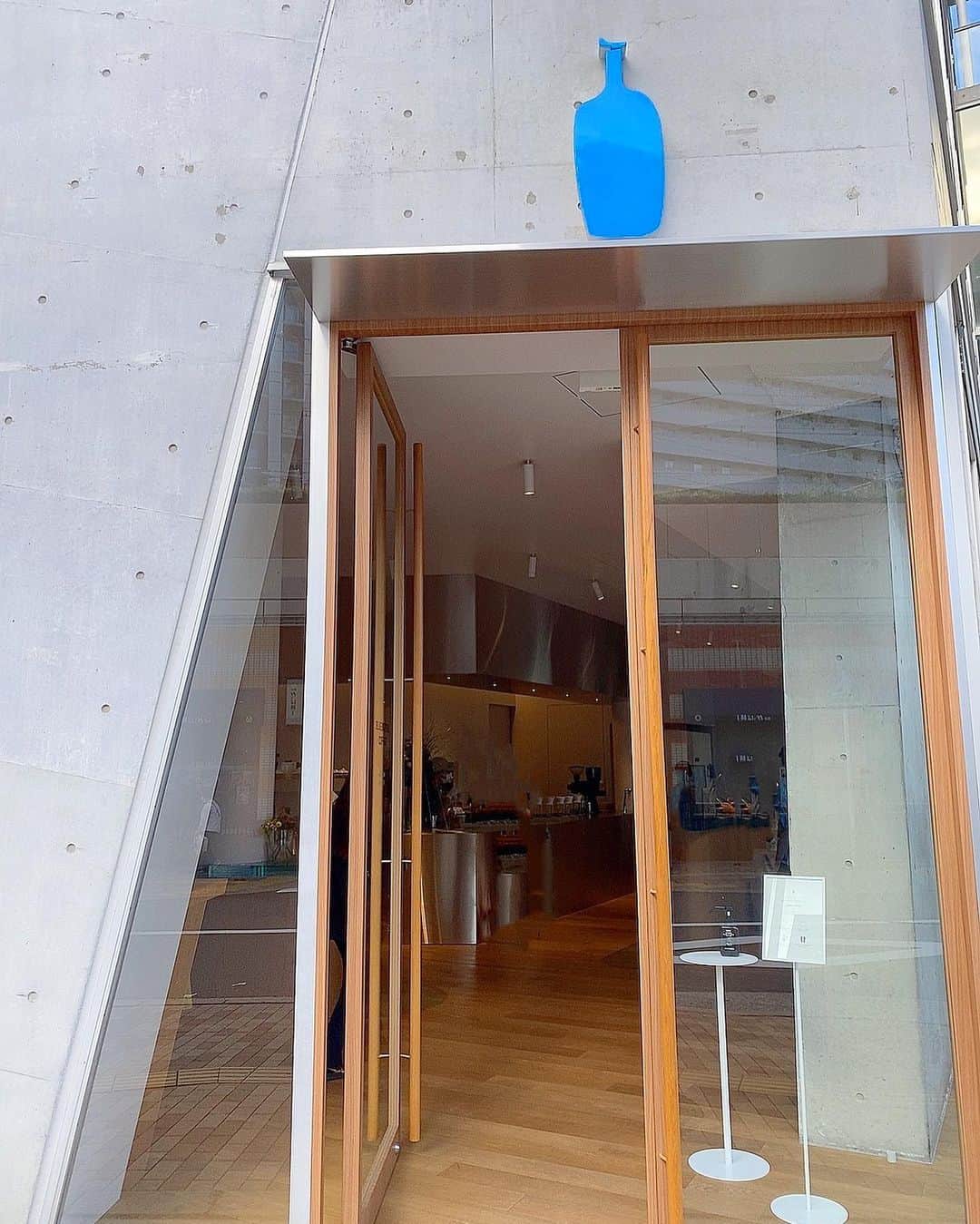得あゆさんのインスタグラム写真 - (得あゆInstagram)「空いてたよラッキー🤍💙 @bluebottle @bluebottlejapan  誰も人が写ってないのは 加工アプリで消し去った。笑 ・ ・ ・ ・ ・ ・ ・ ・ ・ ・ ・ ・ ・ ・ ・ ・ #ブルーボトル#ブルーボトルコーヒー梅田茶屋町#梅田#梅田茶屋町#梅田カフェ#梅田グルメ#梅田ランチ#大阪カフェ#大阪グルメ#大阪ランチ#大阪観光#大阪#子育てママ#産後ダイエット#ママコーデ#ママファッション#コーヒー#カフェラテ#デート#お洒落カフェ#夫婦生活#赤ちゃんのいる暮らし#産後ママ#大人可愛い#大人ワンピ#秋服#coffeetime#osakajapan#bluebottlecoffee#bluebottle」9月13日 21時13分 - tokuayu819
