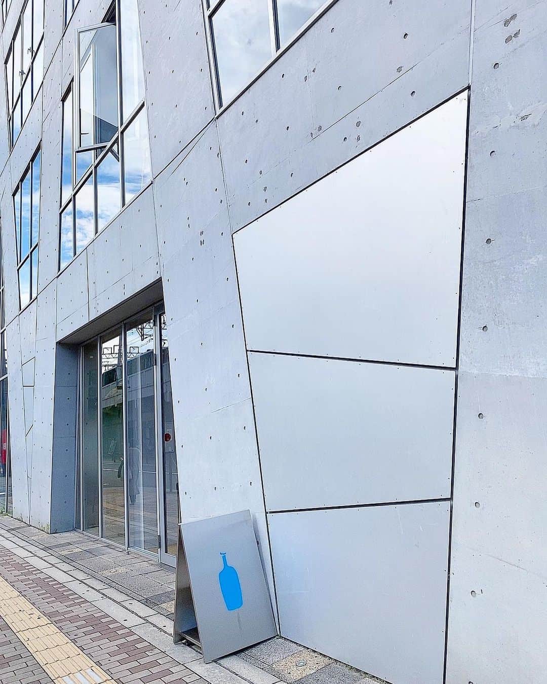 得あゆさんのインスタグラム写真 - (得あゆInstagram)「空いてたよラッキー🤍💙 @bluebottle @bluebottlejapan  誰も人が写ってないのは 加工アプリで消し去った。笑 ・ ・ ・ ・ ・ ・ ・ ・ ・ ・ ・ ・ ・ ・ ・ ・ #ブルーボトル#ブルーボトルコーヒー梅田茶屋町#梅田#梅田茶屋町#梅田カフェ#梅田グルメ#梅田ランチ#大阪カフェ#大阪グルメ#大阪ランチ#大阪観光#大阪#子育てママ#産後ダイエット#ママコーデ#ママファッション#コーヒー#カフェラテ#デート#お洒落カフェ#夫婦生活#赤ちゃんのいる暮らし#産後ママ#大人可愛い#大人ワンピ#秋服#coffeetime#osakajapan#bluebottlecoffee#bluebottle」9月13日 21時13分 - tokuayu819