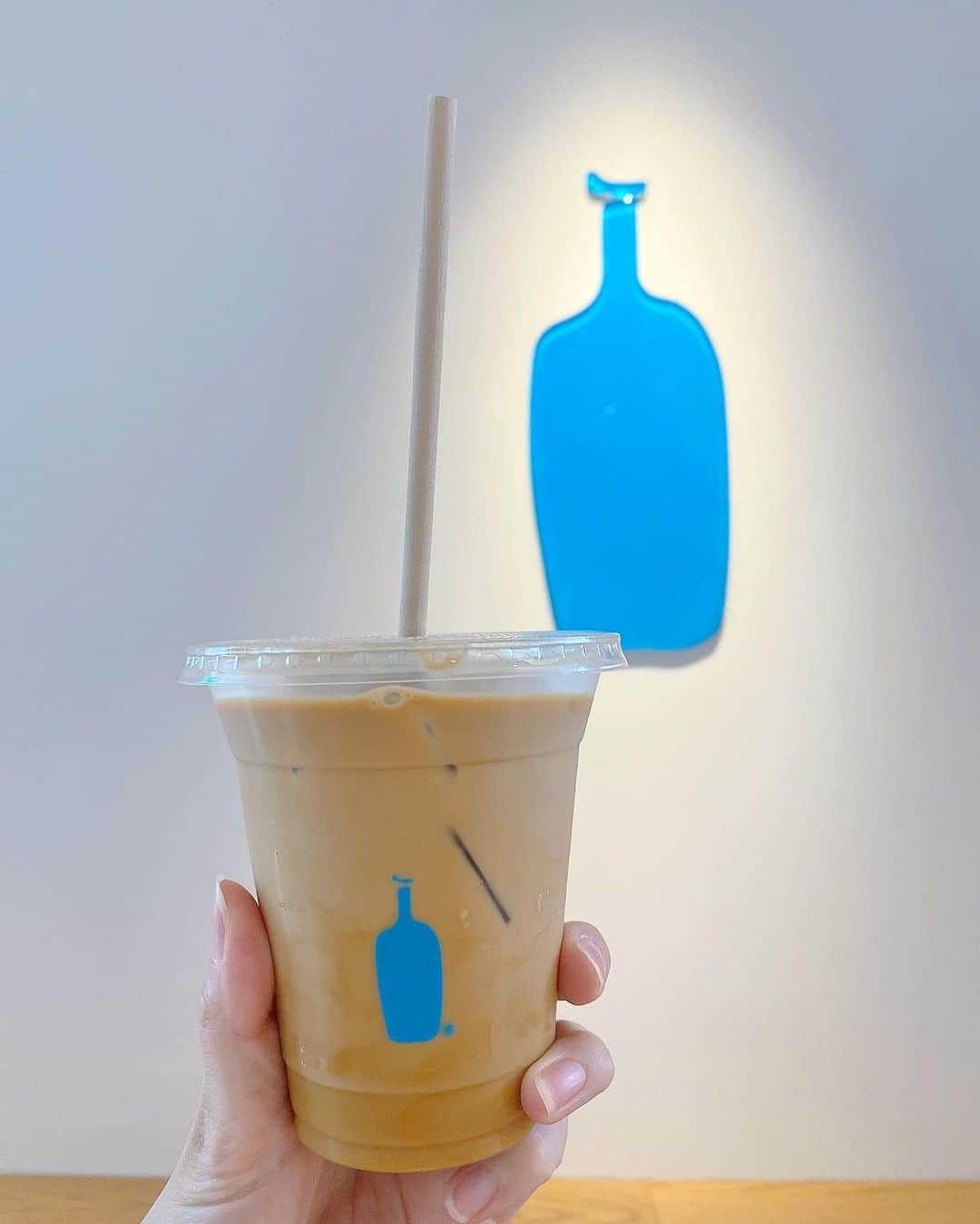 得あゆさんのインスタグラム写真 - (得あゆInstagram)「空いてたよラッキー🤍💙 @bluebottle @bluebottlejapan  誰も人が写ってないのは 加工アプリで消し去った。笑 ・ ・ ・ ・ ・ ・ ・ ・ ・ ・ ・ ・ ・ ・ ・ ・ #ブルーボトル#ブルーボトルコーヒー梅田茶屋町#梅田#梅田茶屋町#梅田カフェ#梅田グルメ#梅田ランチ#大阪カフェ#大阪グルメ#大阪ランチ#大阪観光#大阪#子育てママ#産後ダイエット#ママコーデ#ママファッション#コーヒー#カフェラテ#デート#お洒落カフェ#夫婦生活#赤ちゃんのいる暮らし#産後ママ#大人可愛い#大人ワンピ#秋服#coffeetime#osakajapan#bluebottlecoffee#bluebottle」9月13日 21時13分 - tokuayu819