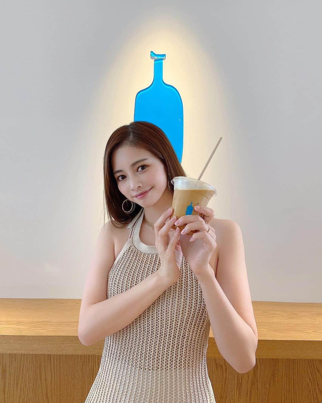 得あゆさんのインスタグラム写真 - (得あゆInstagram)「空いてたよラッキー🤍💙 @bluebottle @bluebottlejapan  誰も人が写ってないのは 加工アプリで消し去った。笑 ・ ・ ・ ・ ・ ・ ・ ・ ・ ・ ・ ・ ・ ・ ・ ・ #ブルーボトル#ブルーボトルコーヒー梅田茶屋町#梅田#梅田茶屋町#梅田カフェ#梅田グルメ#梅田ランチ#大阪カフェ#大阪グルメ#大阪ランチ#大阪観光#大阪#子育てママ#産後ダイエット#ママコーデ#ママファッション#コーヒー#カフェラテ#デート#お洒落カフェ#夫婦生活#赤ちゃんのいる暮らし#産後ママ#大人可愛い#大人ワンピ#秋服#coffeetime#osakajapan#bluebottlecoffee#bluebottle」9月13日 21時13分 - tokuayu819
