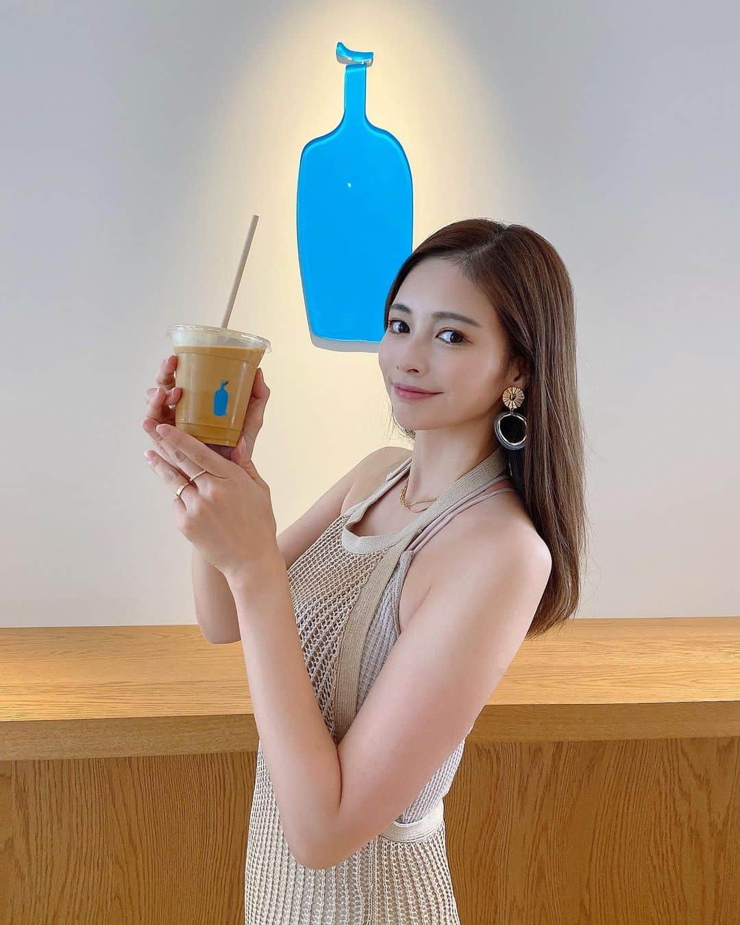 得あゆさんのインスタグラム写真 - (得あゆInstagram)「空いてたよラッキー🤍💙 @bluebottle @bluebottlejapan  誰も人が写ってないのは 加工アプリで消し去った。笑 ・ ・ ・ ・ ・ ・ ・ ・ ・ ・ ・ ・ ・ ・ ・ ・ #ブルーボトル#ブルーボトルコーヒー梅田茶屋町#梅田#梅田茶屋町#梅田カフェ#梅田グルメ#梅田ランチ#大阪カフェ#大阪グルメ#大阪ランチ#大阪観光#大阪#子育てママ#産後ダイエット#ママコーデ#ママファッション#コーヒー#カフェラテ#デート#お洒落カフェ#夫婦生活#赤ちゃんのいる暮らし#産後ママ#大人可愛い#大人ワンピ#秋服#coffeetime#osakajapan#bluebottlecoffee#bluebottle」9月13日 21時13分 - tokuayu819
