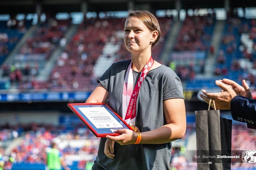 Karolina pekさんのインスタグラム写真 - (Karolina pekInstagram)「Dziękuję @wislakrakowsa za powitanie i zaproszenie na wczorajszy mecz 🔵⚪️🔴 #wislakrakow #tokyo2020」9月13日 21時22分 - karolinapek