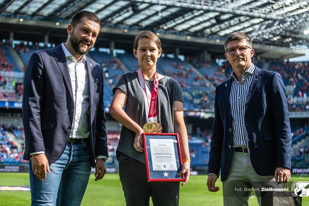 Karolina pekさんのインスタグラム写真 - (Karolina pekInstagram)「Dziękuję @wislakrakowsa za powitanie i zaproszenie na wczorajszy mecz 🔵⚪️🔴 #wislakrakow #tokyo2020」9月13日 21時22分 - karolinapek