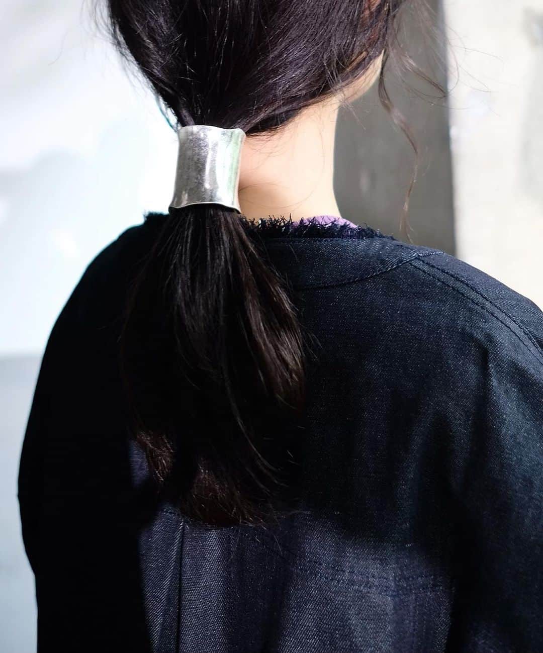 西川瑞希（みずきてぃ）さんのインスタグラム写真 - (西川瑞希（みずきてぃ）Instagram)「まとめた髪に引っ掛けてつけるだけ☺︎ヘアカフを使ったヘアアレンジ。  最近はシュシュをつかってみたり、カチューシャを使ってみたり、シンプルなアレンジもヘアアクセでちょっぴりポイントに。雨の日にも、楽ちん❤︎❤︎❤︎  着ているアウターは9.15 18:00〜発売の @cheriemona_official 新作✨色違いにはアイボリーカラーがあります◎ #スワイプしてね  ゆるっと大きめに羽織れるサイズ感も今っぽくてかわいいよ〜！  #hairarrange #hairstyle #fashion #autumnfashion #ヘアカフ #ヘアピアス #ヘアアレンジ #簡単アレンジ」9月13日 21時33分 - mizuki_nishikawa_