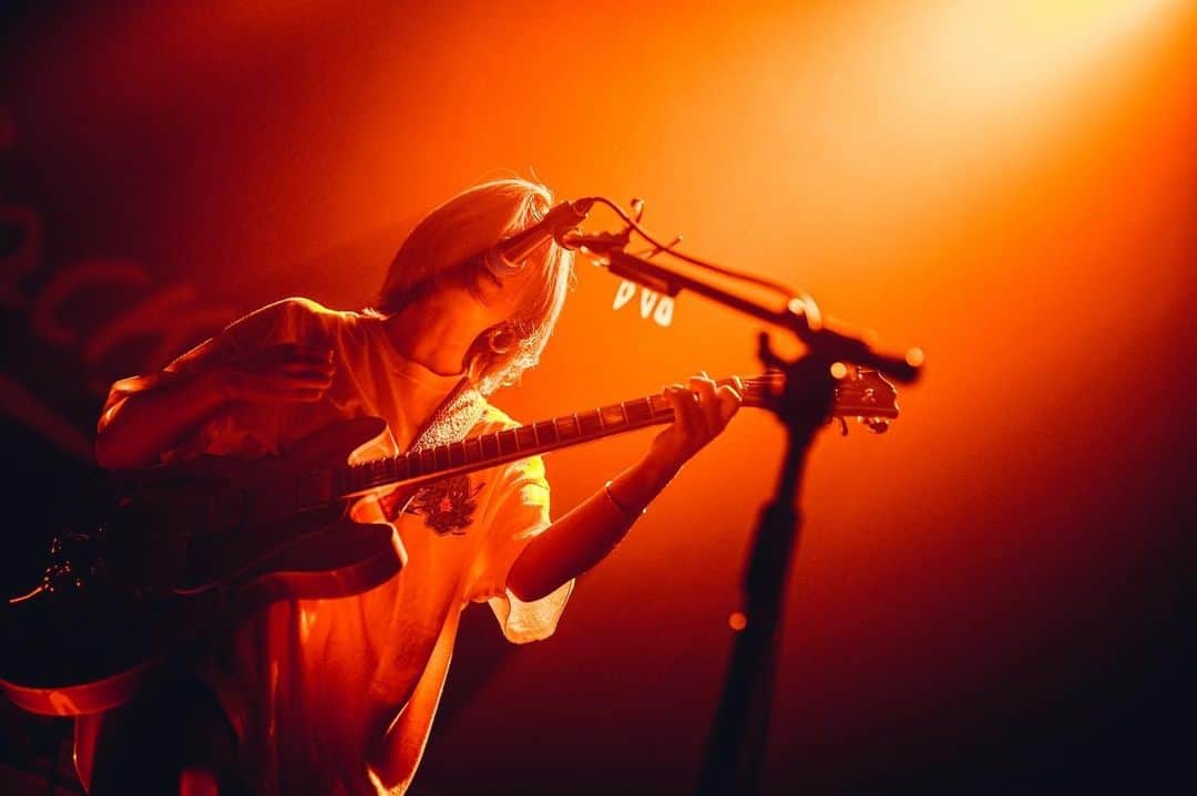 林萌々子のインスタグラム：「. 2021.9.13 @ 新木場 STUDIO COAST  ティーンエイジサンセット  photo by @junpeihiyoshi  #無断転載引用だみだよ」