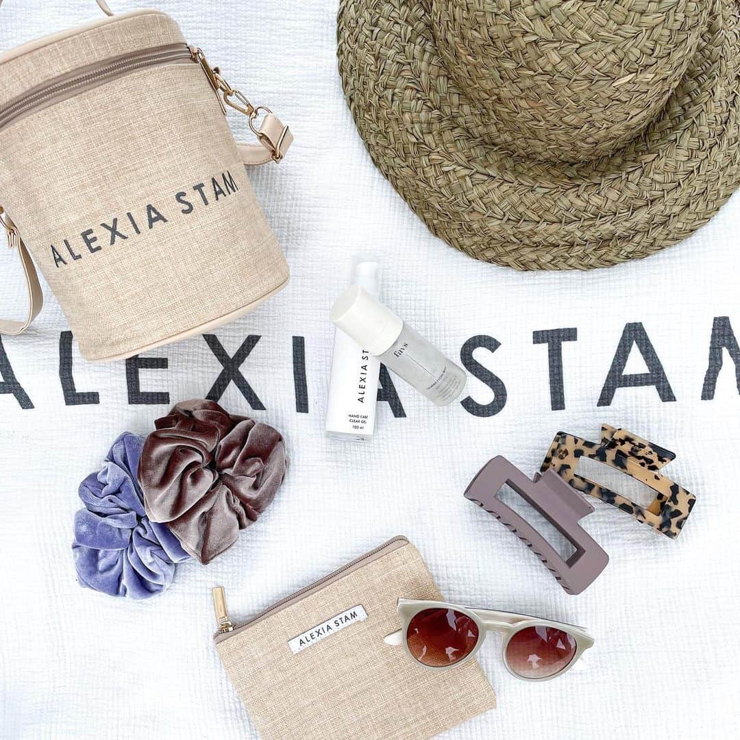 SHIHOのインスタグラム：「♡ ALEXIA愛で 溢れてるぅー🤤🤍 そう改めて思った🤭 favsも大好き😍✌🏾 ・ ・ AW可愛いなぁー🤙🏾🤙🏾🤙🏾 ☑︎ Velour Hair Scrunchie Lavender ☑︎ Velour Hair Scrunchie Brown ☑︎ Rectangle Hair Claw Clip Mocha x Beige ・ ・ #アリシアスタン#アリシアスタンブック#ムック本#海#水着#ビキニ#沖縄#宝島社#シュシュ#ラテ肌#ビーチガール#付録#バニティショルダーバッグ#ヘアクリップ#favs#sea #beach#bikini#beachlife#trip#swimwear#instagood#alexiastam#okinawa#beachgirl#beachvibes#beachlover#alexiaoutfit#hat#alexiastamspecialbook」