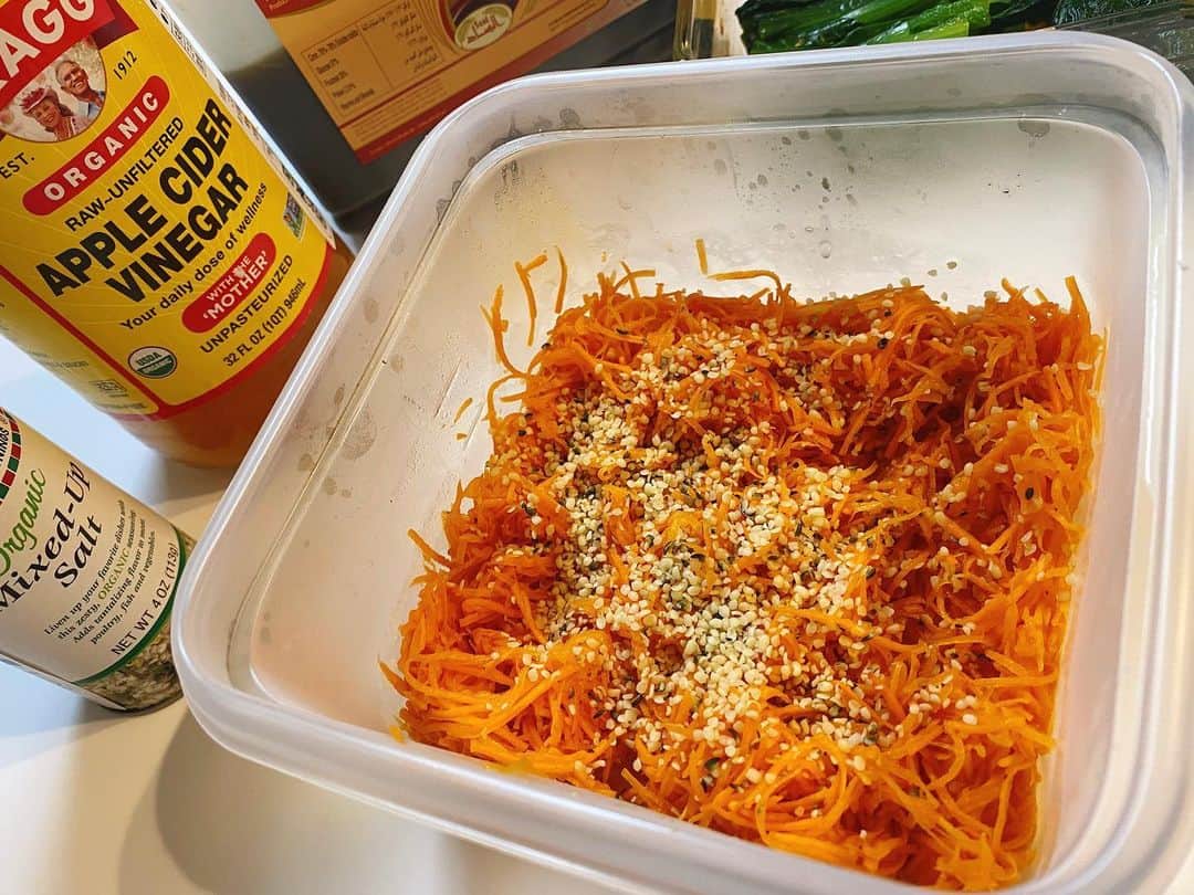 近藤千尋のインスタグラム：「野菜が美味しい季節🥰 昔は野菜なんて大嫌いだったから 娘たちにも強制はしないけど なるべく食べてもらいたいから 母ちゃん頑張るよ💪🏻😤笑 前日の夜にだいたい 仕込んでます🍙 メインは当日作る派です😇  私のカリスマに教えてもらった 人参が美味し過ぎて🥕🥺  今日もお疲れ様でした🌱 明日も笑顔を忘れずにーー💛」