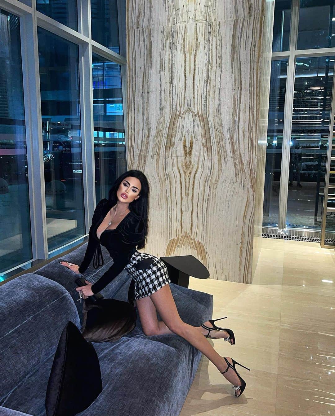 Nita Kuzminaのインスタグラム：「A woman's whole life is a history of her affections ♥ _ Body: @molo.jay.b」