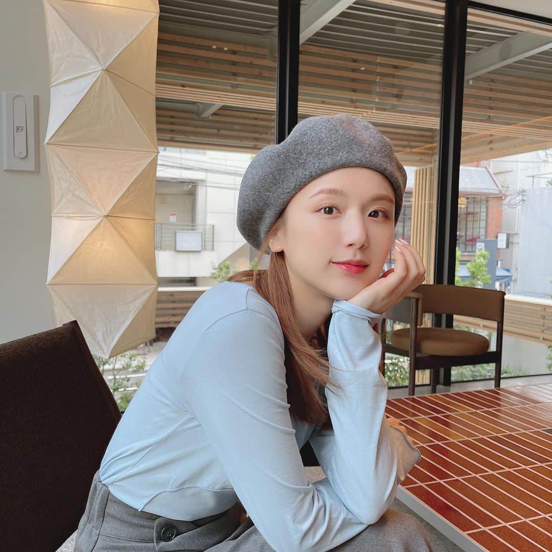 ひよんのインスタグラム：「🌞💛  おはよー💖 今季はグレーのアイテムが増えた🤭✨ あんまり選ばない色だったけど、 とてもカワイイ。🤤🤍  #ひよん」