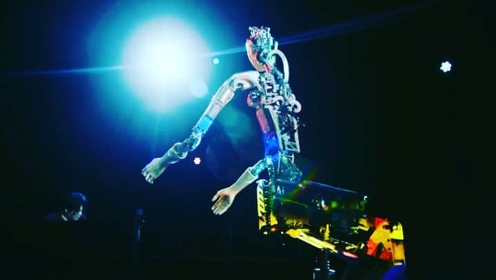 渋谷慶一郎のインスタグラム：「アンドロイド・オルタ3との即興、パート5。アンドロイドセッションも終盤に差し掛かった頃にはアンドロイドの歌うメロディに触発されて、僕がピアノで即興で弾いているフレーズも作曲しているかのようになっていった。音楽、作曲、演奏においてアンドロイドとの相互作用、協働は可能か？と聞かれたら僕は可能だと即答するだろう。このプロジェクトでそれは確信に変わった。関わってくれた全てのスタッフ、素晴らしい機会を与えてくれたNIKELAB Radioのクルーに感謝したい。全編はYoutubeにアップしてあるので探しみてください。 Improvisation with AndrotAlter3,part5. By the end of the session, the melodies sung by the androids had inspired me to improvise on the piano as if I were composing. If you were to ask me if it is possible to interact and collaborate with androids in music, composition and performance, I would say yes. I would answer immediately that it is possible. This project has convinced me of that. I would like to thank all the staff involved and the crew of NIKELAB Radio for giving me this wonderful opportunity. The whole film is on Youtube. Thank you for NIKELAB RADIO*. Android Programing by @pseudotaro, AI Text development by @alltbl Video by Cekai #nike#nikelab #nikelabradio#improvisation #android #robot#gpt3 #ai」