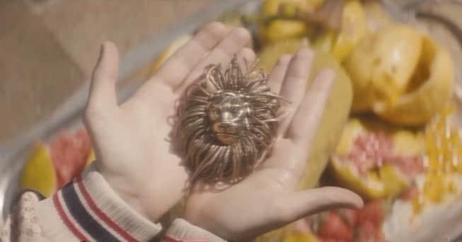 Alice Wegmannのインスタグラム：「nem nos meus sonhos eu pensaria em estrear como diretora ao lado do @matheusmalafaia num projeto com a @gucci e o @elaoglobo. muito emocionada de fazer parte de tanto amor e cuidado de tanta gente que eu admiro. poder participar de tudo, criar junto, REALIZAR. pra sempre grata  com Clara Buarque (@clara.buarque) Francisco Gil (@franciscogil) Julia Mestre (@julia_mestre) Julia Pitaluga (@juliapitaluga)  Dirigido por Alice Wegmann (@alicewegmann) e Matheus Malafaia (@matheusmalafaia)  Direção criativa Alice Wegmann (@alicewegmann) e Ricardo Figueredo (@banditbardot)  Roteiro Ricardo Figueredo (@banditbardot)  Assistente de direção  Mariana Moreira (@moreiraamariana)  Direção de fotografia Dudu Mafra (@dudu.mafra)  Assistente de câmera  João Chataignier (@joaochataignier)  Gaffer Douglas de Oliveira (@douglas_cinema)  Edição de moda  Larissa Lucchese (@larissalucchese)  Beleza  Fox Goulart (@foxgoulart) (No Title Mgt)  Assistente de beleza  Diego Rodrigues (@diegorodriguesbeauty)  Coordenação de moda   Renan Kawano (@renankawano)  Assistente de moda  Faby Pernambuco (@fabypernambuco)  Camareira  Tyna Marins (@tynamarins)  Produção de arte Fernanda Martins (@fe.martns)  Assistente de arte Marcela Gentil (@marcela.gentil)  Produção executiva  André Storari (@andrestorari) e Christiano Mattos (@christiano_mattos)  Montagem Juliana Neves (@j.u.l.i.a.n.a.n.e.v.e.s)  Finalização  Pedro Magalhães (@pe4dro)  Designer gráfico Victor Jobim (@jobimvictor)  Trilha sonora Ubunto (@ubunto3mundo)  Desenho de som Luiz Kruzielski (@luizk)   Obra de arte com Francisco Gil gentilmente cedida por Maria Flexa (@flexa.maria)  Agradecimentos  Rafael Dicelio Labcare Medicina Diagnóstica Madi Gastronomia Tapas Catering Mama Ruisa Boutique Hotel @vitorsouza__ @carlamoreire @leandrot」