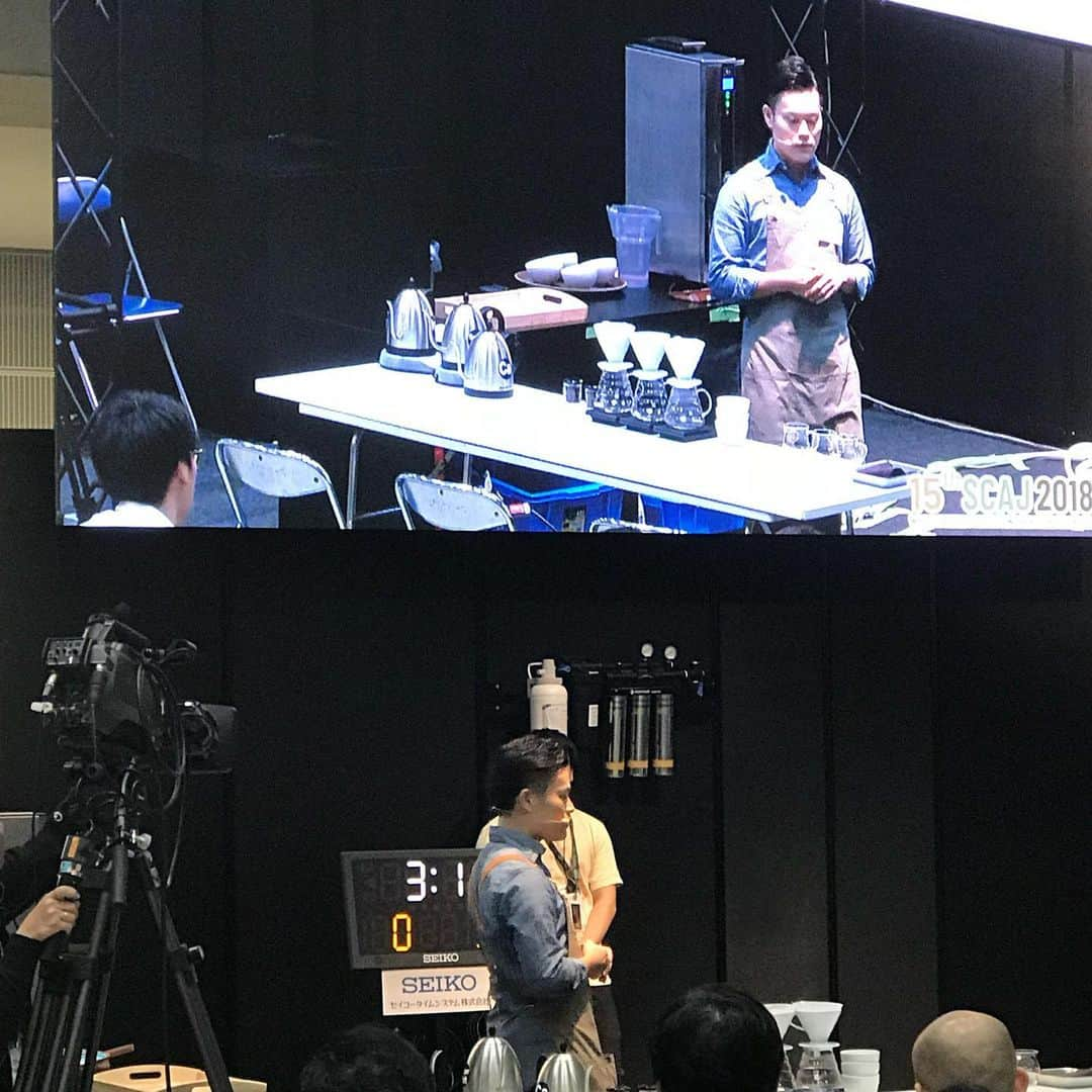 坂口憲二（THE RISING SUN COFFEE）さんのインスタグラム写真 - (坂口憲二（THE RISING SUN COFFEE）Instagram)「◆GOOD MORNING COFFEE‼︎◆  【COMING SOON】  SCAJ2018 "BREWERS CUP"  この写真&動画はTRSCの成澤バリスタが2018年、ハンドドリップの大会に出場した時のものです。この時は優勝こそ出来ませんでしたが、全体の5位という好成績を残しました。その後も出場を続けてましたが、ここ2年ほどコロナ禍の影響を受けて大会が開催されていません...  来年こそは開催されるだろうし、日頃からトレーニングを欠かさない成澤バリスタには今まで以上の成績を残してもらいたいものです。  そんな成澤バリスタがTRSC大網店舗にてコーヒーセミナーを始める事になりました！日本トップクラスのバリスタに美味しいコーヒーの淹れ方を教えてもらえるなんて中々ある事ではありません。ぜひ興味のある方は近々詳細を出しますのでTRSC大網のInstagram @therisingsuncoffee_oami  をチェックしてみて下さい。  コロナの影響もあり、最初は少人数、予約制になってしまいますが皆さまのご参加お待ちしています！  therisingsuncoffee.com  #coffee #coffeebeans  #coffeeroaster  #coffeelab  #coffeeandsurfing  #coffeetime  #coffeelover  #coffeebreak  #coffeeshop  #coffeestand  #coffeeholic  #coffeehouse  #coffee_inst  #coffeemaker  #coffeeshops  #coffeecoffeecoffee  #coffeenclothes  #coffeeaddict  #coffeeculture  #coffeemorning  #coffeemag #specialitycoffee  #scaj  #TRSC」9月14日 6時27分 - therisingsuncoffee