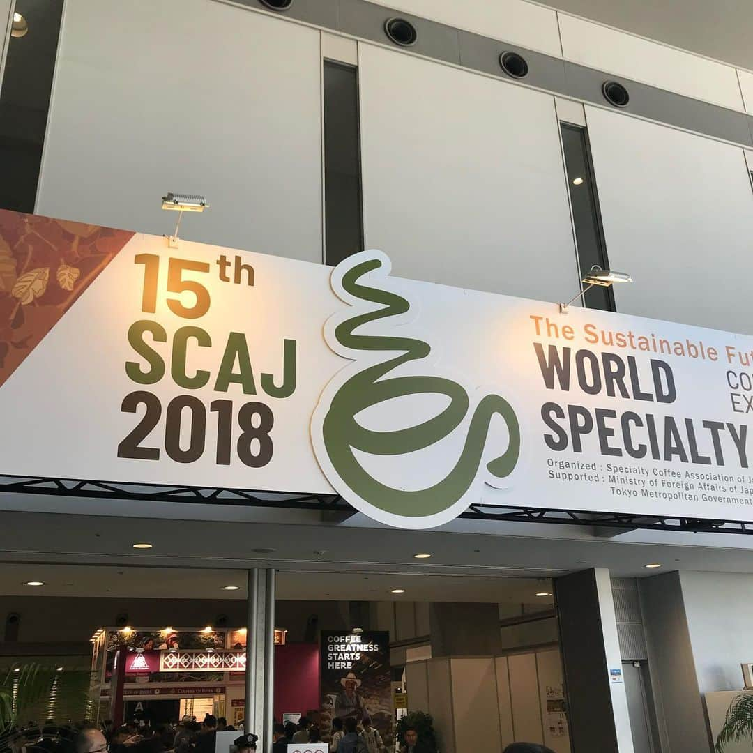 坂口憲二（THE RISING SUN COFFEE）さんのインスタグラム写真 - (坂口憲二（THE RISING SUN COFFEE）Instagram)「◆GOOD MORNING COFFEE‼︎◆  【COMING SOON】  SCAJ2018 "BREWERS CUP"  この写真&動画はTRSCの成澤バリスタが2018年、ハンドドリップの大会に出場した時のものです。この時は優勝こそ出来ませんでしたが、全体の5位という好成績を残しました。その後も出場を続けてましたが、ここ2年ほどコロナ禍の影響を受けて大会が開催されていません...  来年こそは開催されるだろうし、日頃からトレーニングを欠かさない成澤バリスタには今まで以上の成績を残してもらいたいものです。  そんな成澤バリスタがTRSC大網店舗にてコーヒーセミナーを始める事になりました！日本トップクラスのバリスタに美味しいコーヒーの淹れ方を教えてもらえるなんて中々ある事ではありません。ぜひ興味のある方は近々詳細を出しますのでTRSC大網のInstagram @therisingsuncoffee_oami  をチェックしてみて下さい。  コロナの影響もあり、最初は少人数、予約制になってしまいますが皆さまのご参加お待ちしています！  therisingsuncoffee.com  #coffee #coffeebeans  #coffeeroaster  #coffeelab  #coffeeandsurfing  #coffeetime  #coffeelover  #coffeebreak  #coffeeshop  #coffeestand  #coffeeholic  #coffeehouse  #coffee_inst  #coffeemaker  #coffeeshops  #coffeecoffeecoffee  #coffeenclothes  #coffeeaddict  #coffeeculture  #coffeemorning  #coffeemag #specialitycoffee  #scaj  #TRSC」9月14日 6時27分 - therisingsuncoffee