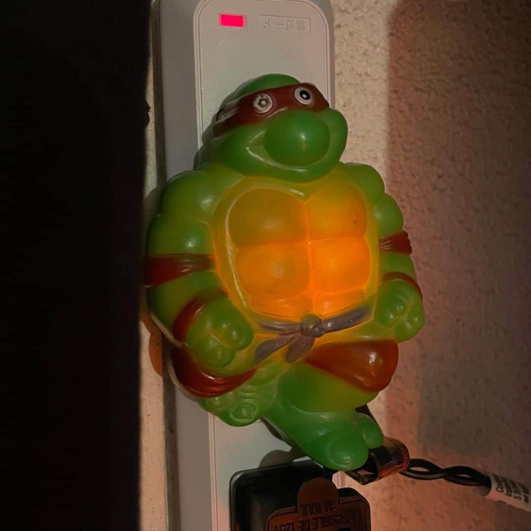 おもちゃやSPIRALさんのインスタグラム写真 - (おもちゃやSPIRALInstagram)「90's TURTLES Raphael ナイトライト入荷しました💡  優しく光ります🐢✨  4000yen +tax」9月14日 17時08分 - spiral_toy