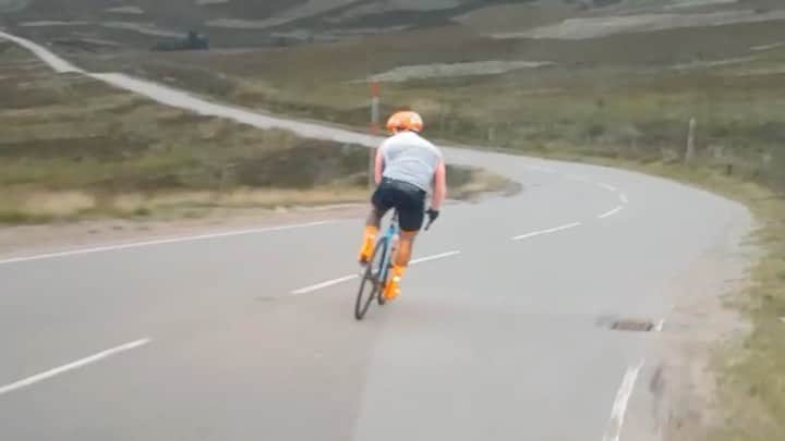 アシュリー・ケインのインスタグラム：「Storm-Breaker ⛈  Day 14 - The last 87 miles of this 1000+ mile journey from the bottom of England to the top of Scotland. 🏴󠁧󠁢󠁥󠁮󠁧󠁿🏴󠁧󠁢󠁳󠁣󠁴󠁿  From north to south, east to west, I’ll take you there baby. 🧭  Thank you for all of your support this far. To our pride, please give us one last push in raising awareness and donating to get us over the line today. 🧡  LET’S GO CHAMP! 🦁 @theazayliafoundation   To donate 👉🏾 Link in bio」