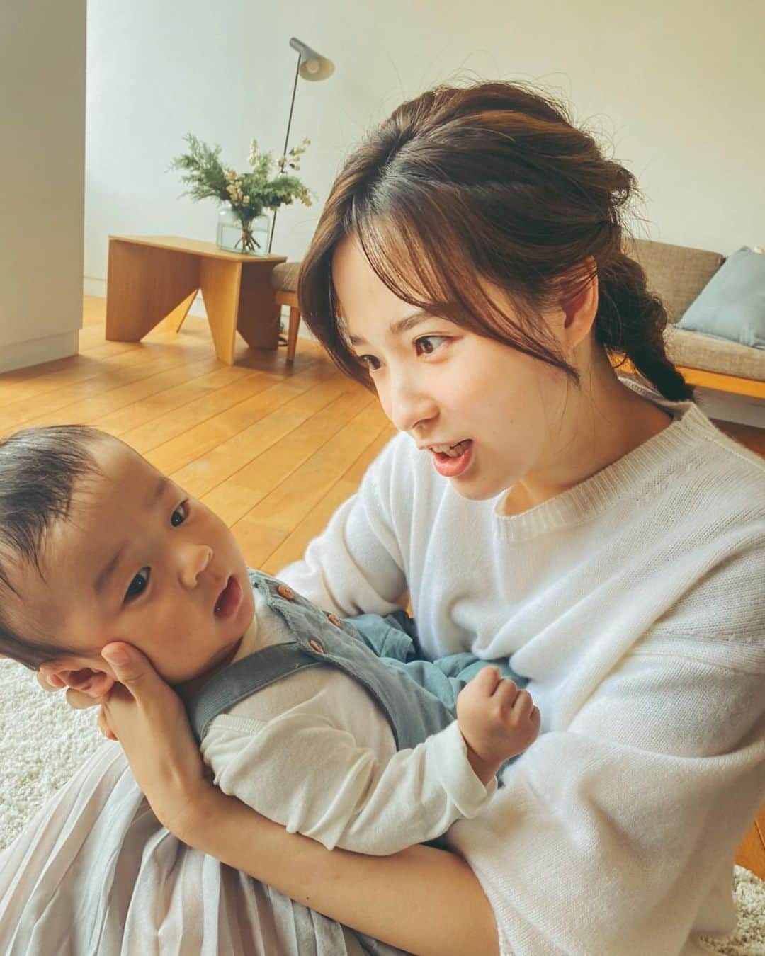 奈津子さんのインスタグラム写真 - (奈津子Instagram)「昨日のひよこクラブさんオフショットwith赤ちゃんマン👶ヘアメイクは大好きなタムタム　@naokotamura_hairmake 綺麗にしてくれてありがとう♡お散歩もできて嬉しかったし素敵な贈り物もいただきました🙏  今夜18:10〜東京FM #スカロケ　は本部長が夏休みにつき初めて #ふかわりょう さんとご一緒します。  冷蔵庫や洗濯機が20年前のものなんですって…これは奈津子アドバイスを勝手にさせていただきたいところです。笑  #家電 #家電好き #家電女優 #奈津子 #ラジオ　#撮影　#ひよこクラブ  #赤ちゃん」9月14日 17時35分 - natsuko_kaden