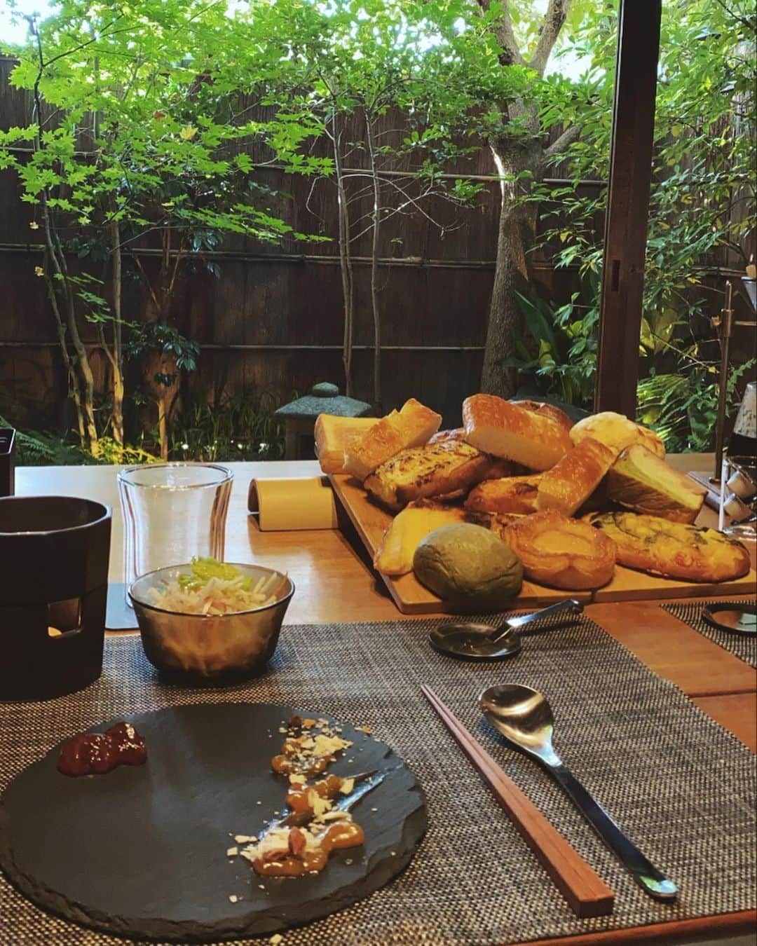 酒井麻里（Juri）さんのインスタグラム写真 - (酒井麻里（Juri）Instagram)「先日宿泊した「つきひの家」 @kyonoie   静かな住宅街に佇む、京町屋をリノベーションした一棟貸しのお宿。 和モダンな雰囲気がとても素敵でした。  そして、パンシェルジュが用意してくれるパン朝食が美味しくて朝から幸せな気分に…♡  家族や友達、大切な人とゆっくり過ごすのに ぴったりなお宿です🌿  #つきひの家 #京都 #町屋リノベーション #京都宿 #一棟貸し宿」9月14日 17時46分 - jurixoxoxo