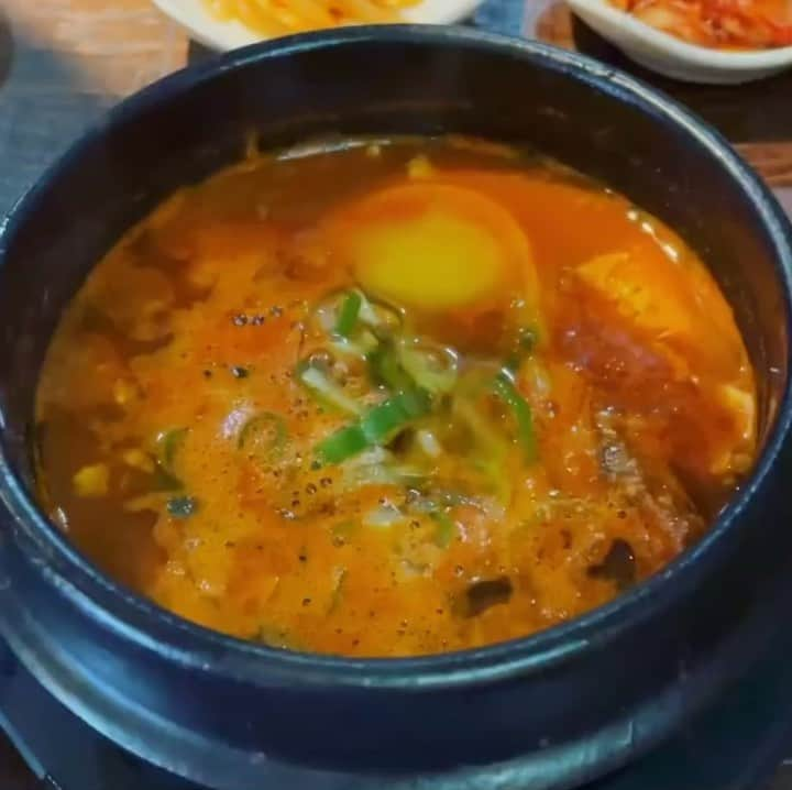 KollaBoのインスタグラム：「⁡ ⁡ 【純豆腐チゲ定食🔥】 ⁡ KollaBoでは、1962年創業、韓国純豆腐チゲの 元祖「ソゴンドン・トゥペギ」の純豆腐チゲが味わえます。 ⁡ とても辛そうな色のスープですが、 旨みとコクの絶妙なバランスで 美味しさを際立たせます😊🔥 ⁡ ランチでは、そんな純豆腐チゲと一緒に石焼ご飯も召し上がれます😆✨ ⁡ 是非ご賞味くださいませ🌈 ⁡ ※お知らせ 現在18:30までのご予約で、ご飲食代金が10%OFFとなっております✨ ⁡ -----------＊----------＊----------＊--------- ⁡ KollaBoで"LINE@"開始!!✨! 登録するだけで、"お得なクーポン"や "料理のサービス"がもらえちゃいます♪ 【@kollabo】 をLINEアプリでID検索して追加してくださいね😊✨ ⁡ ＊-----------＊----------＊--------＊--------- ⁡ ⁡ #kollabo #韓国料理 #韓国 #韓国グルメ #焼肉 #肉肉肉 #肉好きな人と繋がりたい #肉好き #肉食 #肉テロ #東京グルメ #東京 #都内グルメ #ヘルシー #女性に大人気 #インスタグルメアワード2020 #食べログ #食べるの好きな人と繋がりたい #グルメ好きな人と繋がりたい #yakiniku #meatlover #wagyu #foodstagram #foodporn」