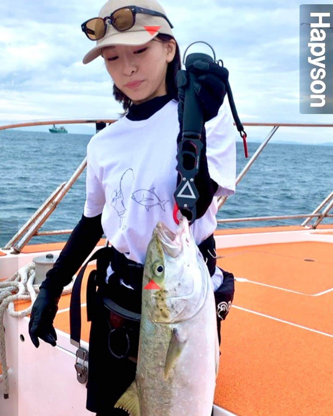 高本采実さんのインスタグラム写真 - (高本采実Instagram)「🎣 夏のヒラマサは引きが強烈で 良い筋トレになったー💪🏻🔥  ２回目のヒラマサキャスティングは なんと良型３キャッチ🐟🐟🐟 どれも写真に収まらない😹  オールリリースして元気に海に帰って行きました☺︎  タックルはフック以外GＴタックルと同じ装備を使いました🎣  そして今回のフィッシュグリップは センサーで重さが測れる  ハピソン @hapyson_fishing の計測釣りはかり「YQ-850B」を使用🐟 スマホアプリ連動で写真撮ると、 日付・長さ・重さが同時に自動測定され写真に記録される優れものです✨ 次回はMAXの20kg釣れますように😼💪🏻🎣  〜tackle〜 rod：OCEA PLUGGER FULL TROTTLE 82MH （ @shimanofishing_jp ） reel：SW8000HG ( @shimanofishing_jp ) line：PE5号 （ @varivas_japan ） ・VARIVAS アバニ キャスティングPE スーパーマックスパワー ・VARIVAS アバニ ジギング10×10 マックスパワー leader：Ocean Record SHOCK LEADER 90lb（ @varivas_japan ） lure： @shimanofishing_jp  別注平政190Fキョウリンオレンジ 別注平政190Fキョウリンイワシ hook： @bkk_japan BKK シングルフック pliers： @ownercultiva OWNER GP2-60 GP2 ゲームプライヤー2 60 . . . . . #ヒラマサ #ヒラマサキャスティング  #平政 #yellowtail #yellowtailamberjack  #キャスティング #casting #amberjack  #大物 #大物釣り #釣り動画 #リリース #第八健栄丸  #宗像 #福岡 #魚好き #釣り #釣果 #tsurihackフォト  #釣り好き #釣りガール #大物ハンター #ブンブンイメージガール #アングラー #fishinggirl #钓鱼 #高本采実 #あやみん #ayamistagram」9月14日 18時04分 - ayami__summer