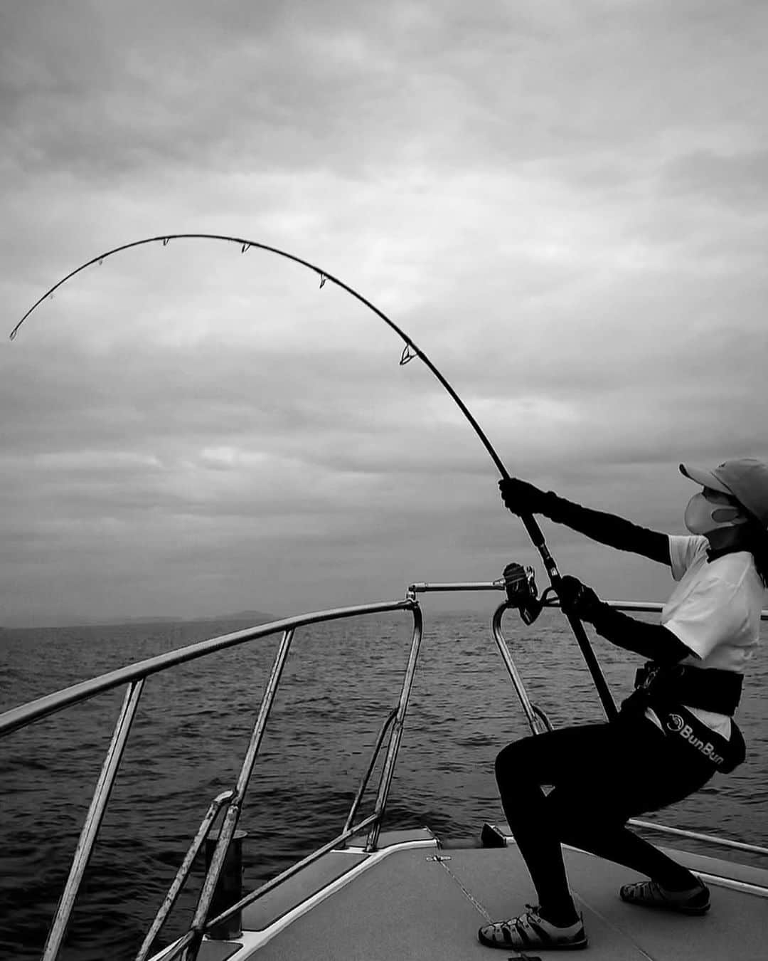 高本采実さんのインスタグラム写真 - (高本采実Instagram)「🎣 夏のヒラマサは引きが強烈で 良い筋トレになったー💪🏻🔥  ２回目のヒラマサキャスティングは なんと良型３キャッチ🐟🐟🐟 どれも写真に収まらない😹  オールリリースして元気に海に帰って行きました☺︎  タックルはフック以外GＴタックルと同じ装備を使いました🎣  そして今回のフィッシュグリップは センサーで重さが測れる  ハピソン @hapyson_fishing の計測釣りはかり「YQ-850B」を使用🐟 スマホアプリ連動で写真撮ると、 日付・長さ・重さが同時に自動測定され写真に記録される優れものです✨ 次回はMAXの20kg釣れますように😼💪🏻🎣  〜tackle〜 rod：OCEA PLUGGER FULL TROTTLE 82MH （ @shimanofishing_jp ） reel：SW8000HG ( @shimanofishing_jp ) line：PE5号 （ @varivas_japan ） ・VARIVAS アバニ キャスティングPE スーパーマックスパワー ・VARIVAS アバニ ジギング10×10 マックスパワー leader：Ocean Record SHOCK LEADER 90lb（ @varivas_japan ） lure： @shimanofishing_jp  別注平政190Fキョウリンオレンジ 別注平政190Fキョウリンイワシ hook： @bkk_japan BKK シングルフック pliers： @ownercultiva OWNER GP2-60 GP2 ゲームプライヤー2 60 . . . . . #ヒラマサ #ヒラマサキャスティング  #平政 #yellowtail #yellowtailamberjack  #キャスティング #casting #amberjack  #大物 #大物釣り #釣り動画 #リリース #第八健栄丸  #宗像 #福岡 #魚好き #釣り #釣果 #tsurihackフォト  #釣り好き #釣りガール #大物ハンター #ブンブンイメージガール #アングラー #fishinggirl #钓鱼 #高本采実 #あやみん #ayamistagram」9月14日 18時04分 - ayami__summer