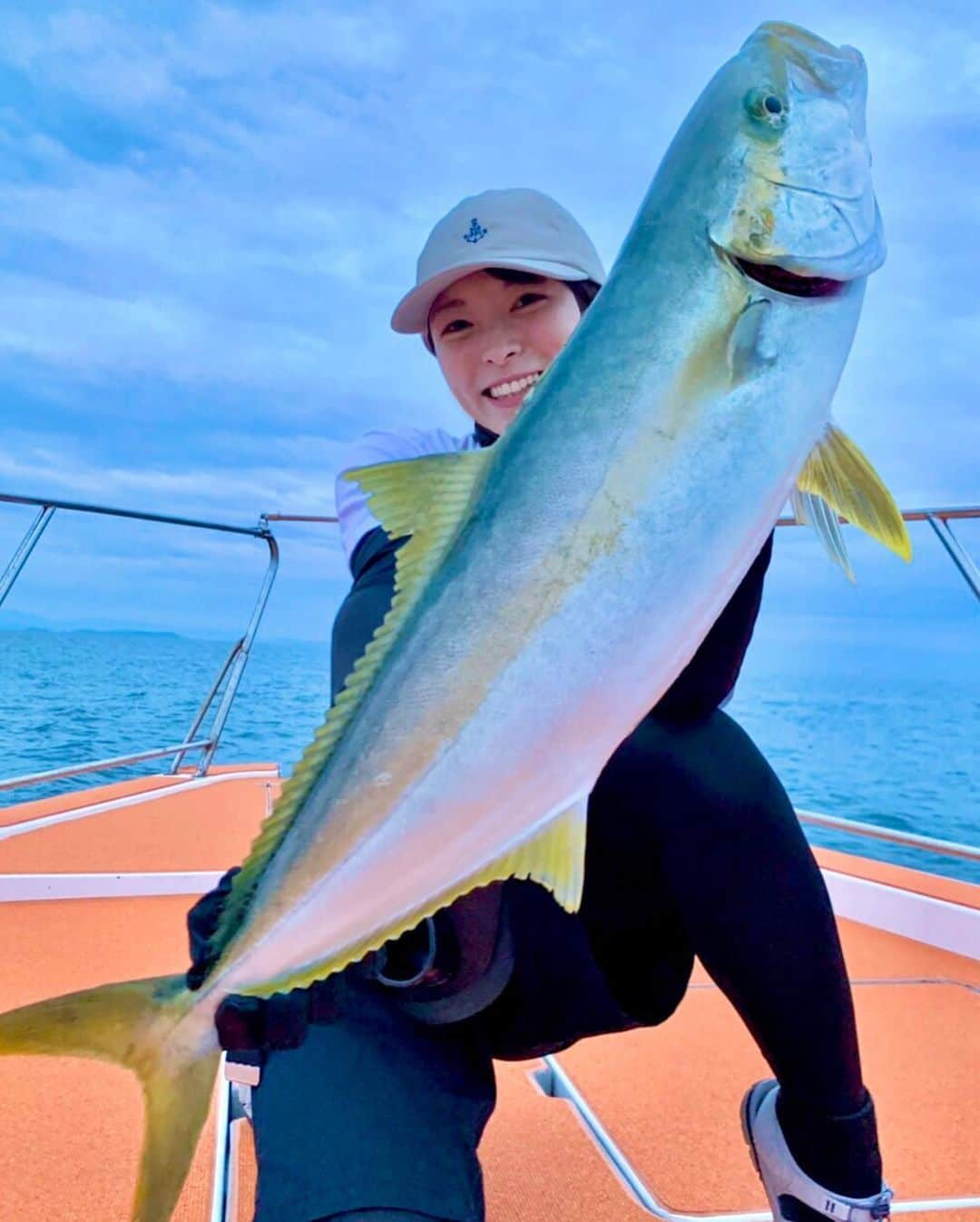 高本采実さんのインスタグラム写真 - (高本采実Instagram)「🎣 夏のヒラマサは引きが強烈で 良い筋トレになったー💪🏻🔥  ２回目のヒラマサキャスティングは なんと良型３キャッチ🐟🐟🐟 どれも写真に収まらない😹  オールリリースして元気に海に帰って行きました☺︎  タックルはフック以外GＴタックルと同じ装備を使いました🎣  そして今回のフィッシュグリップは センサーで重さが測れる  ハピソン @hapyson_fishing の計測釣りはかり「YQ-850B」を使用🐟 スマホアプリ連動で写真撮ると、 日付・長さ・重さが同時に自動測定され写真に記録される優れものです✨ 次回はMAXの20kg釣れますように😼💪🏻🎣  〜tackle〜 rod：OCEA PLUGGER FULL TROTTLE 82MH （ @shimanofishing_jp ） reel：SW8000HG ( @shimanofishing_jp ) line：PE5号 （ @varivas_japan ） ・VARIVAS アバニ キャスティングPE スーパーマックスパワー ・VARIVAS アバニ ジギング10×10 マックスパワー leader：Ocean Record SHOCK LEADER 90lb（ @varivas_japan ） lure： @shimanofishing_jp  別注平政190Fキョウリンオレンジ 別注平政190Fキョウリンイワシ hook： @bkk_japan BKK シングルフック pliers： @ownercultiva OWNER GP2-60 GP2 ゲームプライヤー2 60 . . . . . #ヒラマサ #ヒラマサキャスティング  #平政 #yellowtail #yellowtailamberjack  #キャスティング #casting #amberjack  #大物 #大物釣り #釣り動画 #リリース #第八健栄丸  #宗像 #福岡 #魚好き #釣り #釣果 #tsurihackフォト  #釣り好き #釣りガール #大物ハンター #ブンブンイメージガール #アングラー #fishinggirl #钓鱼 #高本采実 #あやみん #ayamistagram」9月14日 18時04分 - ayami__summer