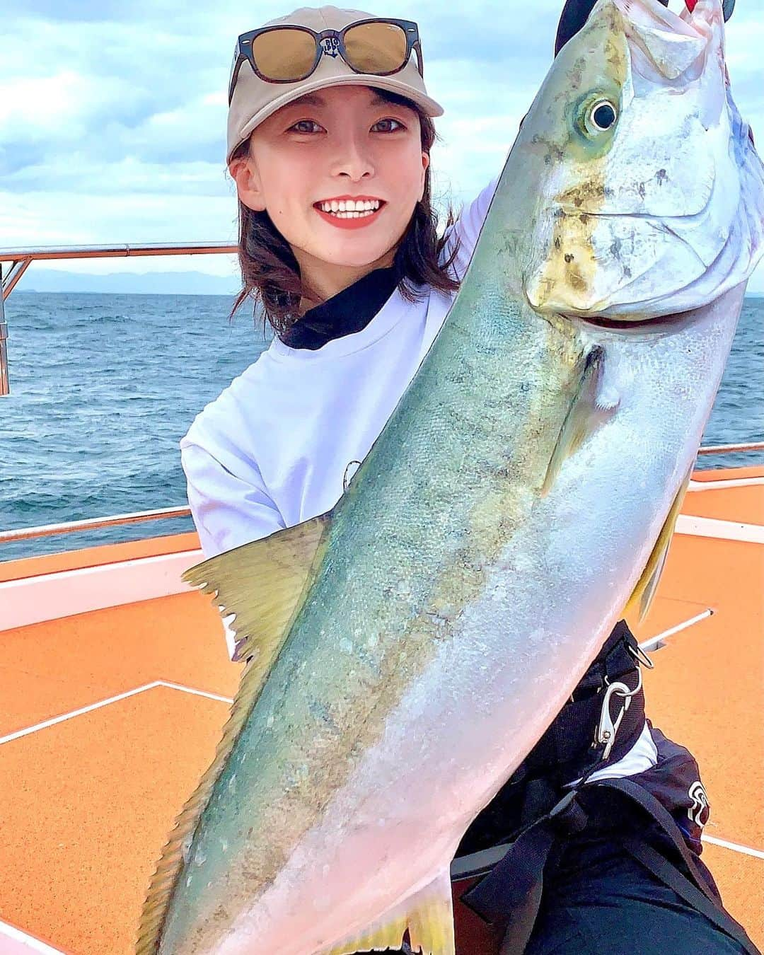 高本采実のインスタグラム：「🎣 夏のヒラマサは引きが強烈で 良い筋トレになったー💪🏻🔥  ２回目のヒラマサキャスティングは なんと良型３キャッチ🐟🐟🐟 どれも写真に収まらない😹  オールリリースして元気に海に帰って行きました☺︎  タックルはフック以外GＴタックルと同じ装備を使いました🎣  そして今回のフィッシュグリップは センサーで重さが測れる  ハピソン @hapyson_fishing の計測釣りはかり「YQ-850B」を使用🐟 スマホアプリ連動で写真撮ると、 日付・長さ・重さが同時に自動測定され写真に記録される優れものです✨ 次回はMAXの20kg釣れますように😼💪🏻🎣  〜tackle〜 rod：OCEA PLUGGER FULL TROTTLE 82MH （ @shimanofishing_jp ） reel：SW8000HG ( @shimanofishing_jp ) line：PE5号 （ @varivas_japan ） ・VARIVAS アバニ キャスティングPE スーパーマックスパワー ・VARIVAS アバニ ジギング10×10 マックスパワー leader：Ocean Record SHOCK LEADER 90lb（ @varivas_japan ） lure： @shimanofishing_jp  別注平政190Fキョウリンオレンジ 別注平政190Fキョウリンイワシ hook： @bkk_japan BKK シングルフック pliers： @ownercultiva OWNER GP2-60 GP2 ゲームプライヤー2 60 . . . . . #ヒラマサ #ヒラマサキャスティング  #平政 #yellowtail #yellowtailamberjack  #キャスティング #casting #amberjack  #大物 #大物釣り #釣り動画 #リリース #第八健栄丸  #宗像 #福岡 #魚好き #釣り #釣果 #tsurihackフォト  #釣り好き #釣りガール #大物ハンター #ブンブンイメージガール #アングラー #fishinggirl #钓鱼 #高本采実 #あやみん #ayamistagram」