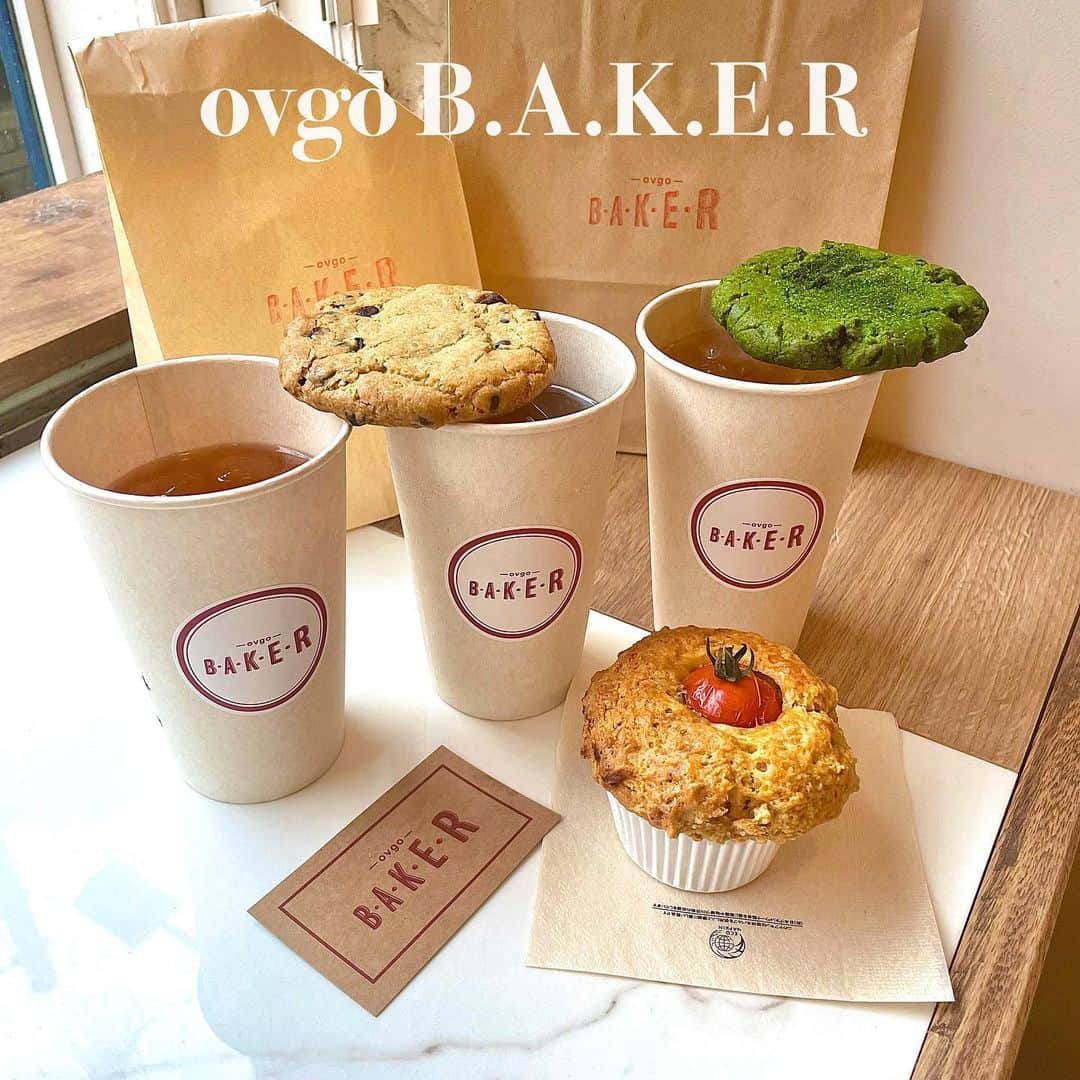 まゆぴちゅーさんのインスタグラム写真 - (まゆぴちゅーInstagram)「6月にOpenしたばっかの話題のクッキー屋さん🍪💙  東京・小伝馬町にある『ovgo B.A.K.E.R』は、 （（ @ovgo_official ）） 外観も店内もおしゃれなのここ🗽🇺🇸💓  オーガニックの食材が使われた アメリカンヴィーガンクッキーをはじめとする 焼き菓子がたくさんあって、 それぞれとっても美味しかったよー🌼💓！  トマトが乗ったのは、“アラビアータマフィン🍅”  本格的なピリ辛さだった😳😳✨！  お会計はキャッシュレスのみで、 イートインの席数は少なかったからご注意を⚠️  サクサクなクッキー美味しかったから、 ぜひチェックしてみてねんっ\( ˆoˆ )/♡  -----------------------------   最寄駅🚃：小伝馬町駅徒歩1分 住所🏡： 東京都中央区日本橋小伝馬町10-8 1F 営業時間⏰：11:00-18:00 定休日🌤：無し 電話番号📞： 03-6667-0328  -----------------------------  . . . #ovgobaker #オブゴベーカー #小伝馬町カフェ #小伝馬町ランチ #馬喰町カフェ #馬喰町グルメ #小伝馬町グルメ #日本橋カフェ #日本橋グルメ #日本橋ランチ #ビーガン #ビーガンカフェ #ヴィーガンカフェ #ヴィーガンスイーツ #東京カフェ巡り #東京カフェ #カフェ巡り部」9月14日 18時01分 - mayu_03pichu