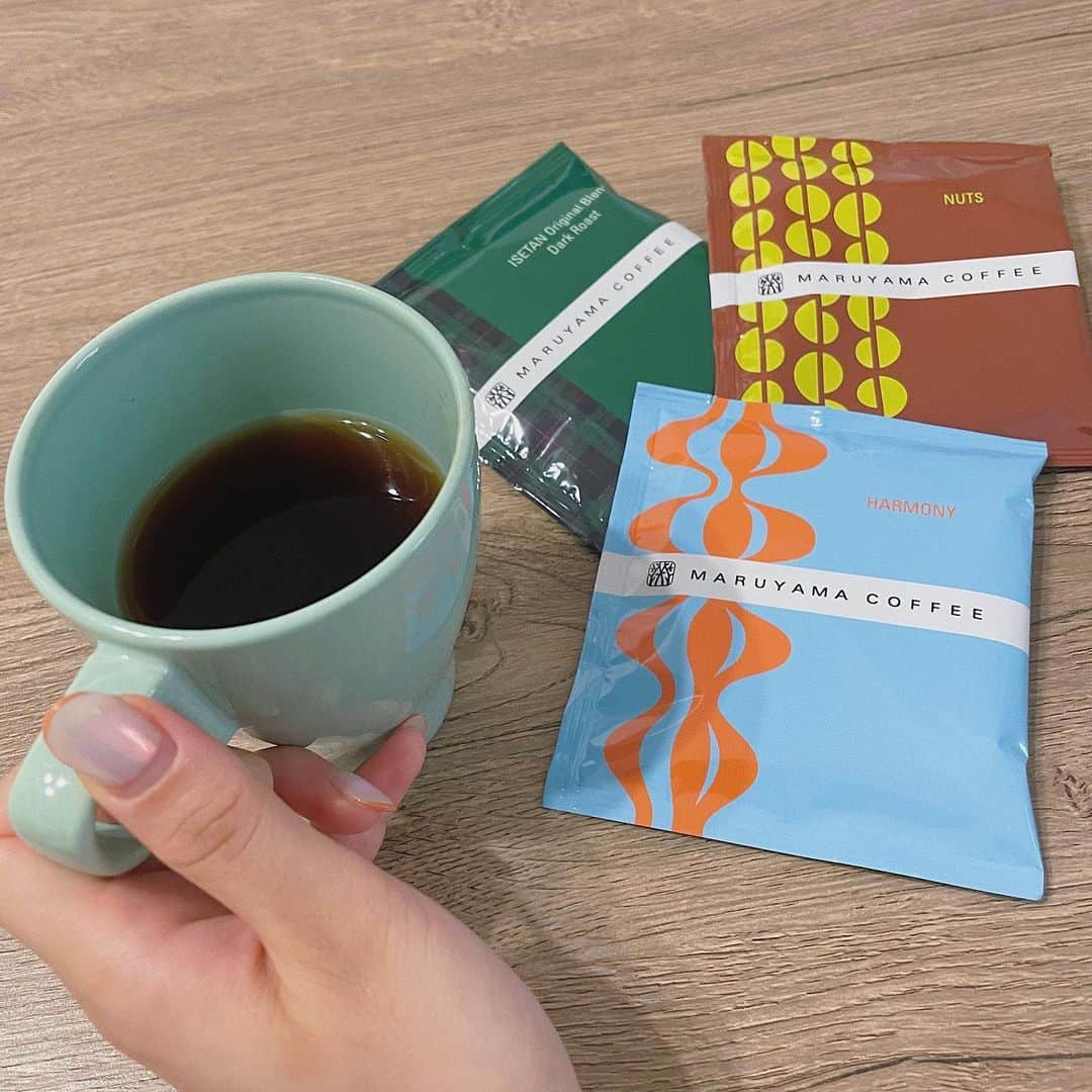 西野未姫のインスタグラム：「朝のコーヒーいいね☕️🙂💓  #コーヒー飲むと食欲落ち着く #朝起きてクッキー2枚食べた #大きいクッキーです #1枚300キロカロリー #もっと食べたくなったけどコーヒー飲んで落ち着いた #クッキーの前にコーヒー飲めばよかった #クッキー食べたい欲が勝った #でも幸せな朝 #クッキーな朝 #こんなクッキー好きな人他にいるのかな #今日涼しい #歩こう」