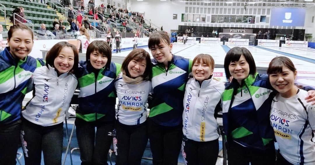 吉田知那美さんのインスタグラム写真 - (吉田知那美Instagram)「・ 北京五輪世界最終予選日本代表決定戦が無事に閉幕しました。  滞りなく、無事にスポーツの大会を開催することに大きなハードルのある今、素晴らしい舞台を準備してくださった大会関係者、稚内市のみなさんに心から感謝いたします。 ありがとうございます。  そして、北海道銀行フォルティウスの皆さん、 最後の一投まで本当にありがとうございました。 尊敬する、大好きなチームと人生に一度二度あるかないかの舞台に一緒に立てたことが嬉しかったです。  その日、その試合の調子の良し悪しはあるにせよ、 私たち２チームに実力差は無く、それでも勝ちか負けが決まるのなら、それはきっと運なんだ。 そう思うことで気持ちを吹っ切って氷上に立っていました。  北海道銀行フォルティウスさんは４人ともに北見市常呂町の出身であんなちゃんとゆみえちゃんは先輩、かほとさやはクラスメイトです。 そして今は一緒にカーリング世界最高峰の舞台グランドスラムを主戦場とする同郷の戦友です。  カーリングの競技者をしていても誰もが立てるわけではないその舞台で、一緒にもがき戦い、一緒に成長している気持ちです。  私自身、平昌オリンピック以降、歩みを止める決断もできた中、それでもまだ強くなることを諦めなかったのはフォルティウスのメンバーの存在も大きかったです。  これは私が勝手に思い続けることなので、同意も批判も賛頌も議論も必要はなく、 私はこの写真に写るメンバーで世界最終予選の氷上に立つ気持ちです。  何にもない町北見市常呂町の根性で、再びオリンピックの出場権を獲得してきたいと思っています。  どう応援していいか分からずにいた北見市のみなさん、 友人、知人、すべての人へ いつも複雑な感情にさせてごめんなさい。 そしていつも温かい、地元らしい雰囲気の応援をありがとうございます！  日本全国のカーリングファンのみなさん、 ３日間、応援お疲れさまでした！ カーリングファンのみなさんの応援の熱量がリンクにまで届き、試合中にリンク内が一瞬熱気でくもりました。（事実） 一回解散して、18日にまた集合よろしくお願いします！！  ロコ・ソラーレ 吉田知那美  #ロコソラーレ #北海道銀行 #どうぎん」9月14日 9時16分 - chinami1991