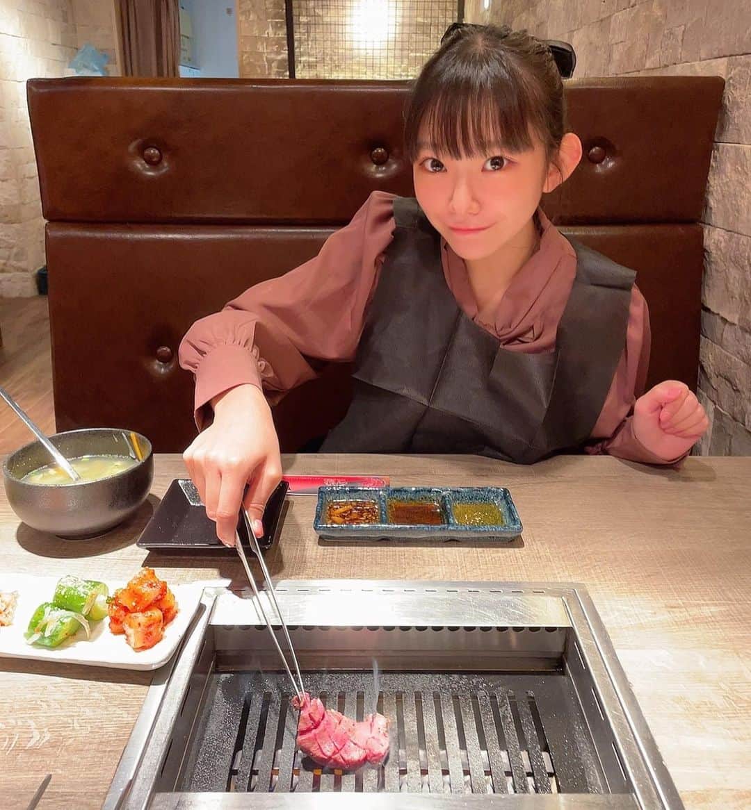 長澤茉里奈さんのインスタグラム写真 - (長澤茉里奈Instagram)「相席する？？ #焼肉 #牛恋 #美味しい」9月14日 9時53分 - marinanagasawa1008