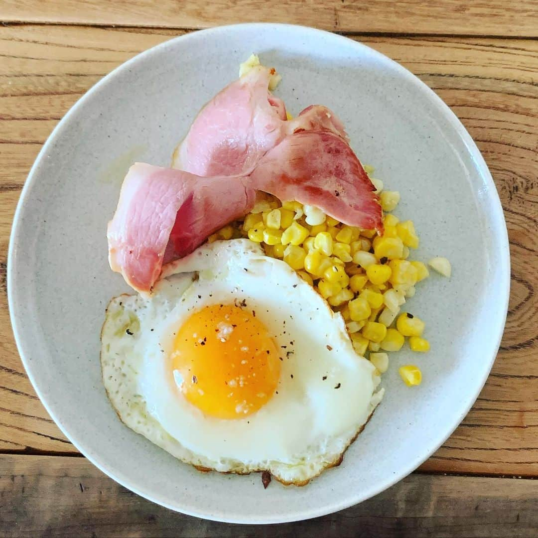 松浦弥太郎さんのインスタグラム写真 - (松浦弥太郎Instagram)「しあわせ。しあわせとは、朝食の目玉焼きにベーコンとコーンが添えられていること。　#松浦弥太郎 #くらしのきほん　 #happinessis」9月14日 9時57分 - yatarom