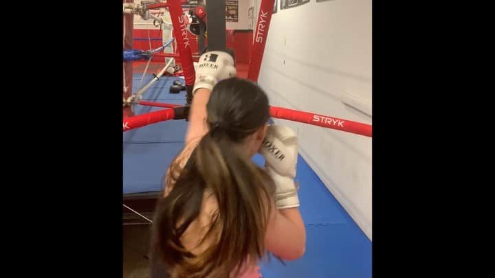 真珠・野沢オークライヤーのインスタグラム：「Tough training partner this morning! 🤖 @stryk.usa keeping me on my toes 👀   @elninotrainingcenter」