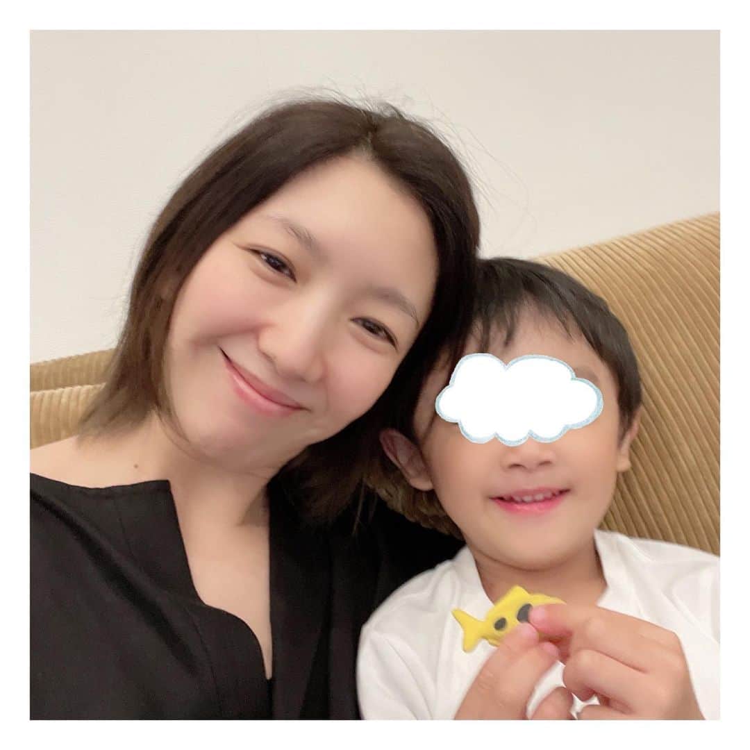 瀬奈じゅんさんのインスタグラム写真 - (瀬奈じゅんInstagram)「⁡ ⁡ 暫しの別れ……。 ⁡ この後、かなりぐずりました。 が、最後はハイタッチで送り出してくれました。 ⁡ 母も、頑張る。 ⁡ ⁡ #4歳児 #暫しの別れ #ぐずりながらも #ハイタッチ #がんばれ ‼︎ #瀬奈じゅん」9月14日 11時32分 - junsena_official