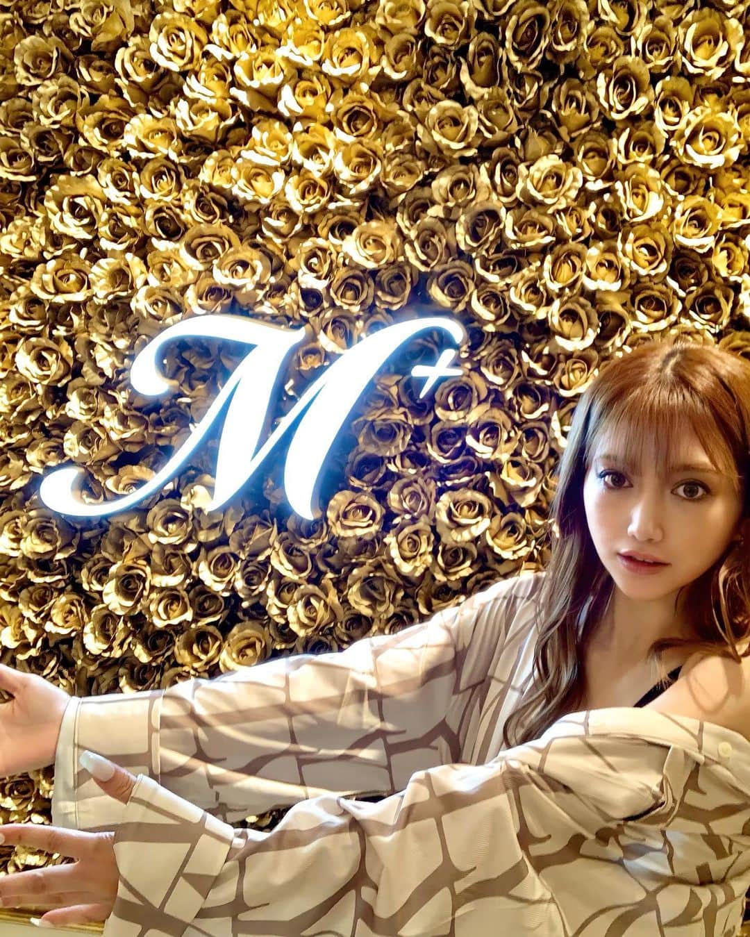 加賀美早紀のインスタグラム：「なんか嬉しそうな顔してるね笑 @m_plus.salon 行った時だよ☺︎☺︎☺︎ お顔ちゅるちゅるになったよ☺️❤️ てか！ ハイフで顔のお肉引き上がって埋もれてたフェイスライン出たw😍  #エステ #麻布十番 #ニードレスインジェクター #ビタミンc #ヒト幹細胞 #モチモチ肌 #ハイフ」