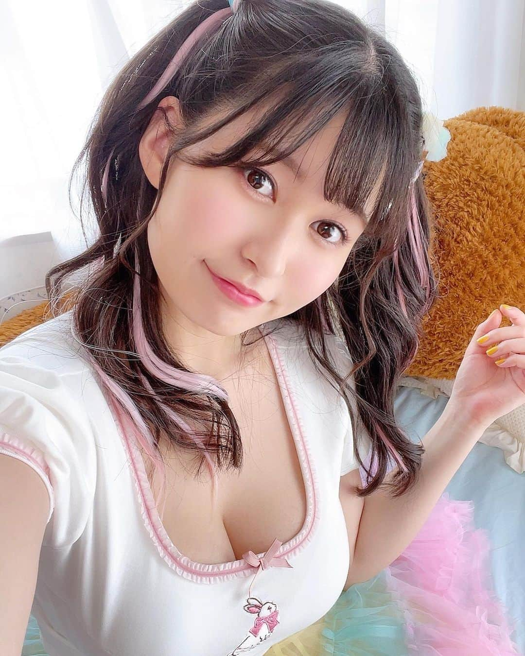 未梨一花さんのインスタグラム写真 - (未梨一花Instagram)「おっきいテディベア🧸💕 (耳切れちゃったけどTT)   この衣装はテーマが00年代?の フェアリー系ファッションだったので 初めてロリかわいい感じに🦄   エクステも人生初で 全部が新鮮な楽しい現場でした✨     いつものグラビアとはひと味違った フェチショット満載の #着衣巨乳写真集  9月24日発売です📌   ぜひお買い求めください！！！     #フェチ #着衣巨乳 #写真集 #9月24日 #撮影 #オフショット #自撮り #テディベア #くま #00年代 #流行 #フェアリー #ロリ #ロリ巨乳 #ツインテール #エクステ #ピンク #コスプレ #これがこう」9月14日 12時04分 - 1ka__3ri