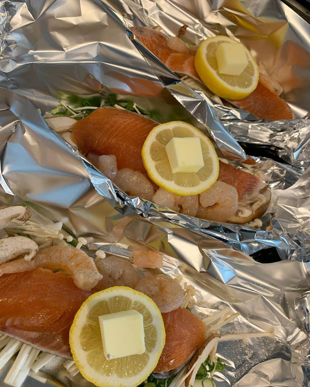 虎谷温子のインスタグラム：「意外と子供達に人気だった「鮭のホイル焼き」🐟🐟私が夜勤の日の定番作り置きメニューになりつつあります😅 オススメの、子供にウケそうな作り置きメニューがあったら教えてください🍴🍴」