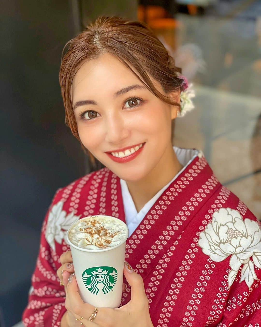 石井里奈さんのインスタグラム写真 - (石井里奈Instagram)「こんにちは💕✨ 大好きな @starbucks_j ❤ 皆さん秋の新作のラテは飲みましたか？🎃 . 🎃パンプキンスパイスラテ🎃💕 . 秋になると食べたくなるパンプキンを感じる優しいほんわかした甘いラテにホッと心落ち着くおいしいラテ☕️ . エスプレッソとミルクを合わせたラテに、パンプキンスパイスフレーバーソースを加えて、ホイップクリームとナツメグをトッピングされてるの🥺✨秋を感じる優しい味！ スパイスがまた聞いてて美味しいから是非飲んでみてほしい🤗✨ . お仕事の合間などでホッと一息にぴったりです💕 期間限定じゃなくてレギュラーメニューになったらいいのになぁ😘✨ . 飲んだら是非感想コメントに教えてね🧡 . 午後もこれ飲んで頑張っていきましょう❣️ . #スターバックス #パンプキンスパイスラテ #PSL #スタバ #starbucks #秋 #15年ぶり #PR #パンプキン #カボチャ #かぼちゃ #秋スイーツ #秋の味覚 #期間限定 #期間限定スイーツ #秋 #着物 #kimono #pumpkin #pumpkinspicelatte #ラテ #pumpkinspice #asakusa #浅草 #着物女子 #一休み #テレワーク #リラックス #癒し #優しい #autumn」9月14日 12時31分 - ri7tin1025